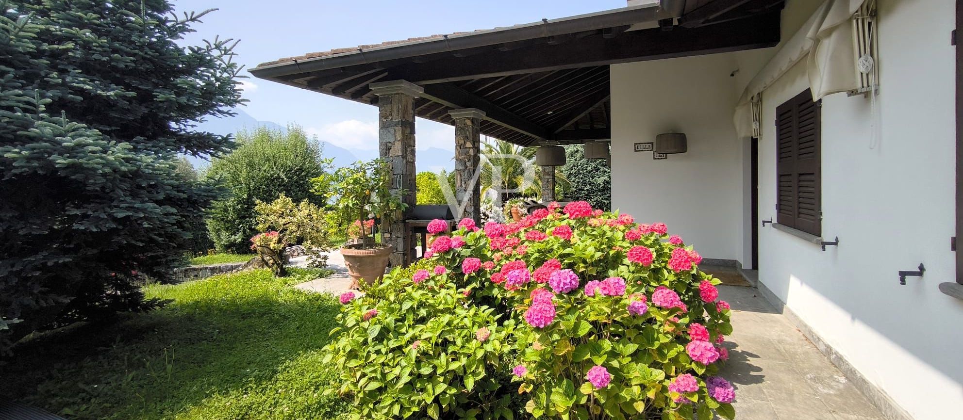 Esclusiva villa con piscina e vista panoramica sul lago