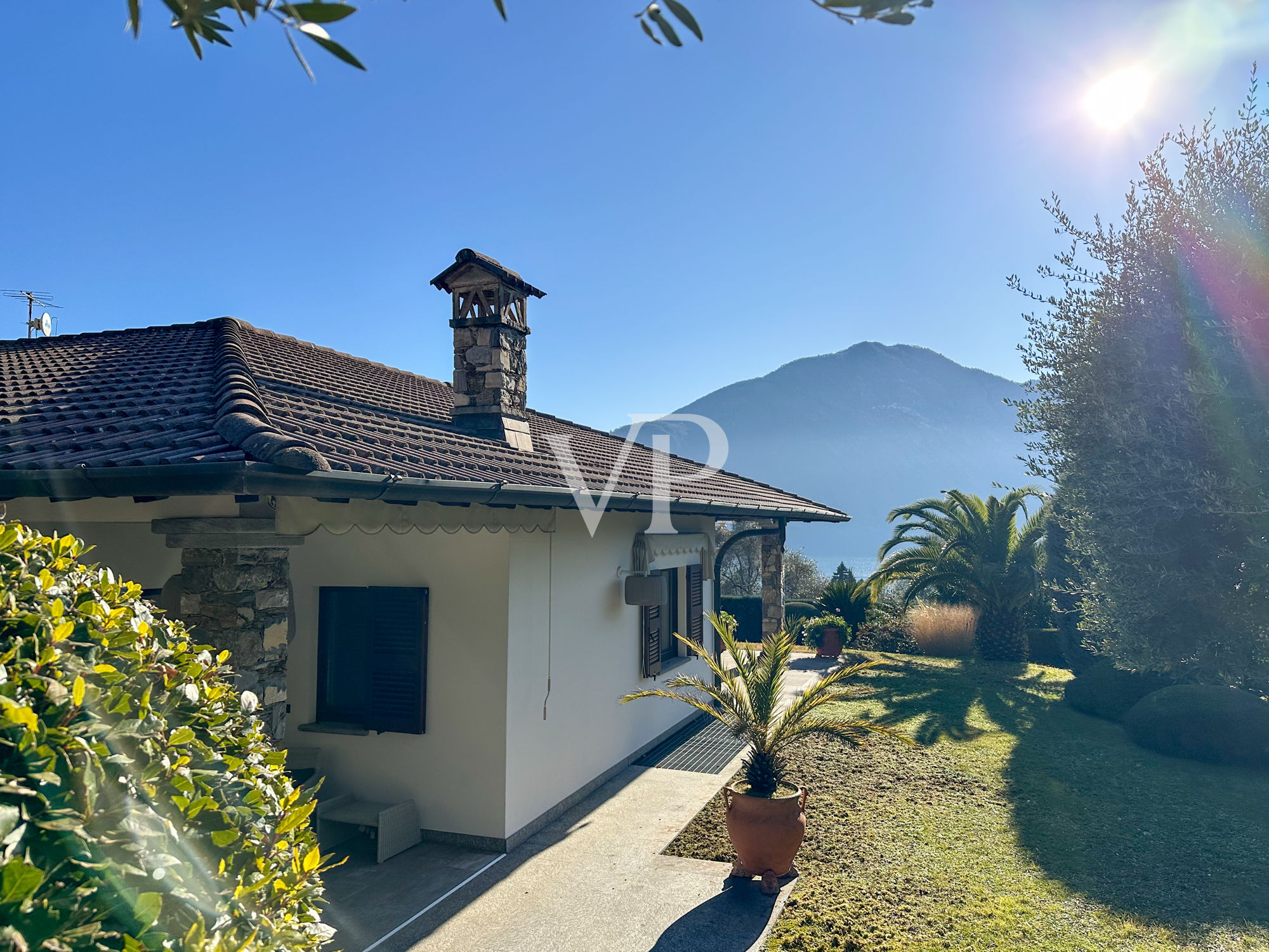 Villa exclusiva con piscina y vistas panorámicas al lago