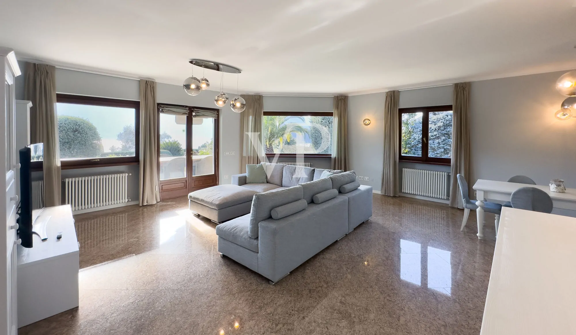 Exklusive Villa mit Schwimmbad und Panoramablick auf den See