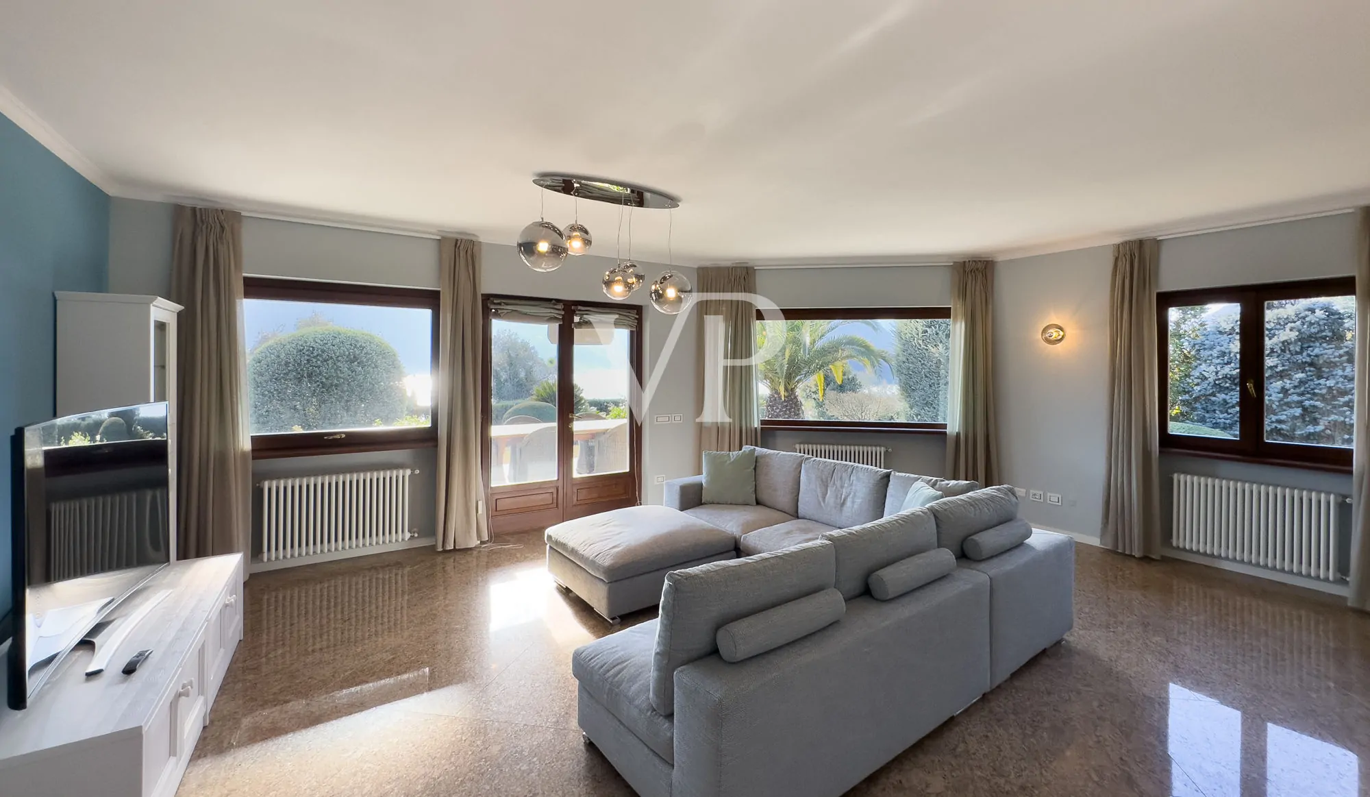 Exklusive Villa mit Schwimmbad und Panoramablick auf den See