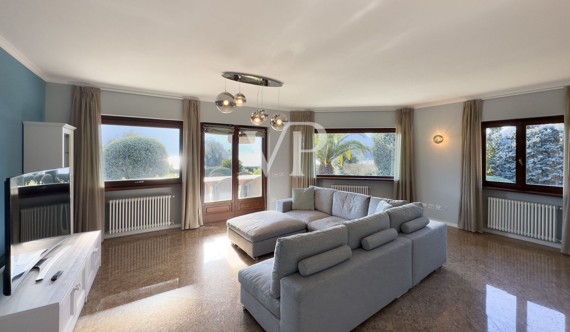 Esclusiva villa con piscina e vista panoramica sul lago