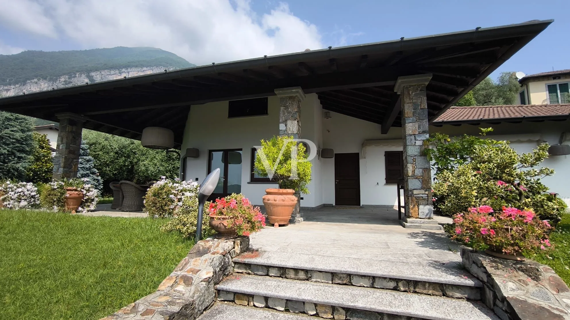 Exklusive Villa mit Schwimmbad und Panoramablick auf den See