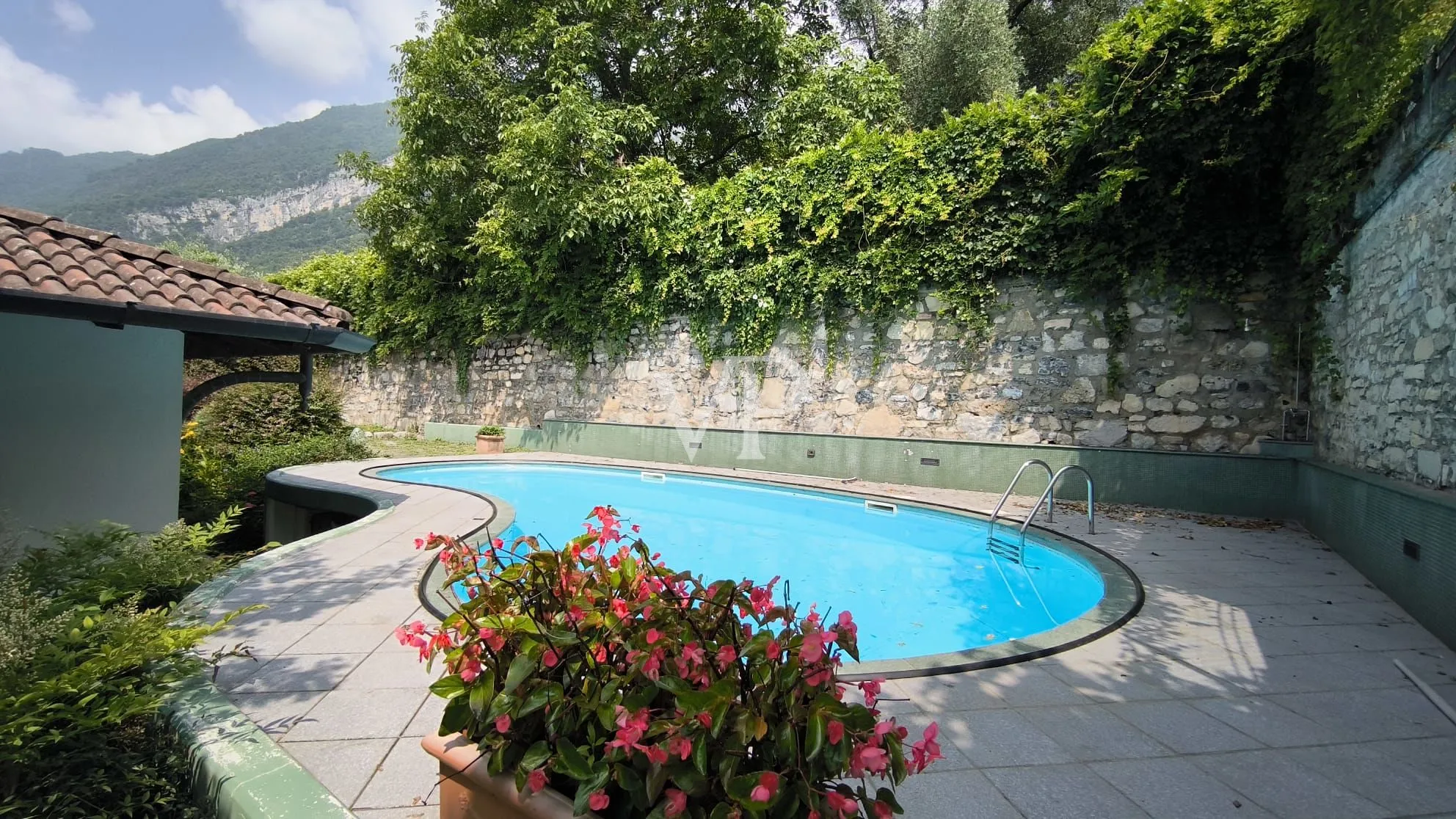 Exklusive Villa mit Schwimmbad und Panoramablick auf den See