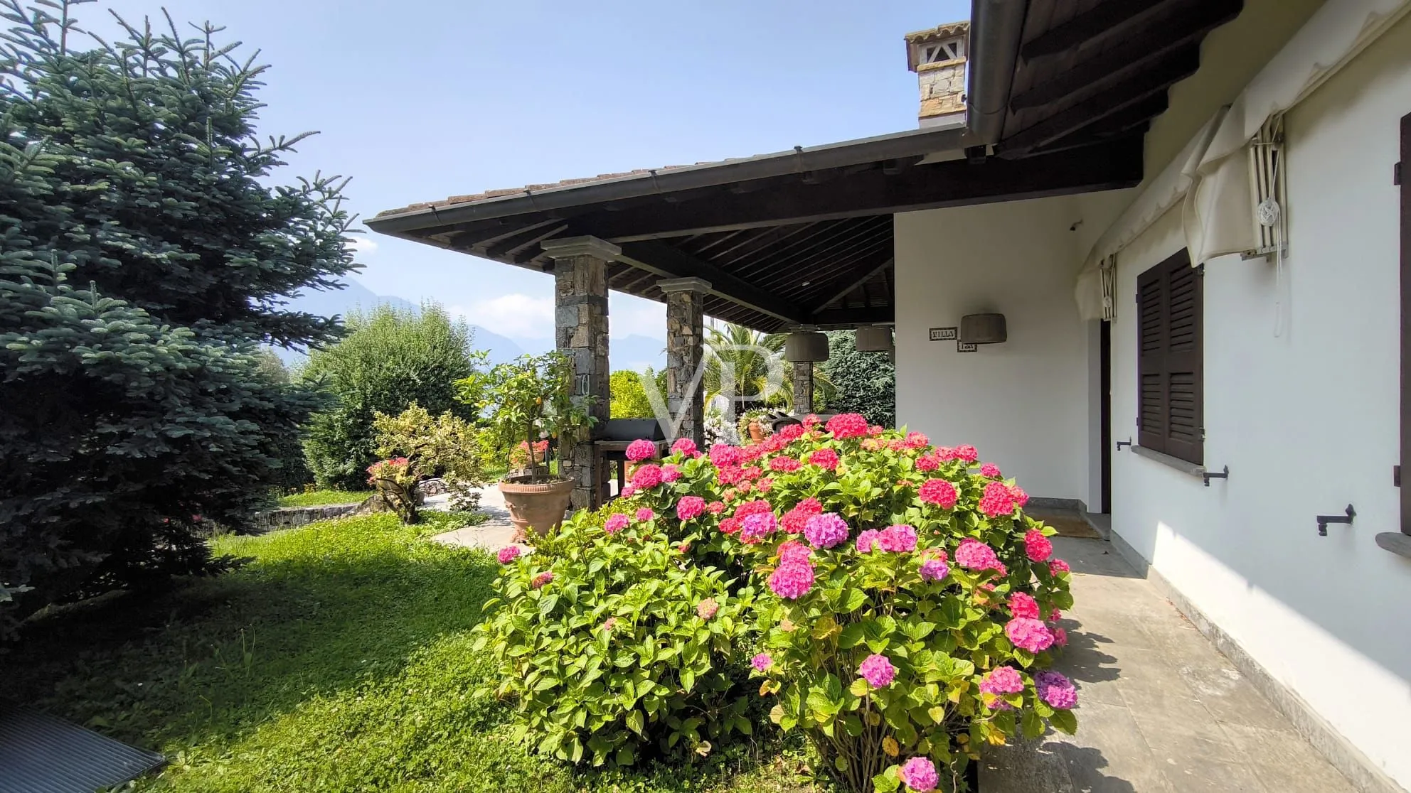 Exklusive Villa mit Schwimmbad und Panoramablick auf den See