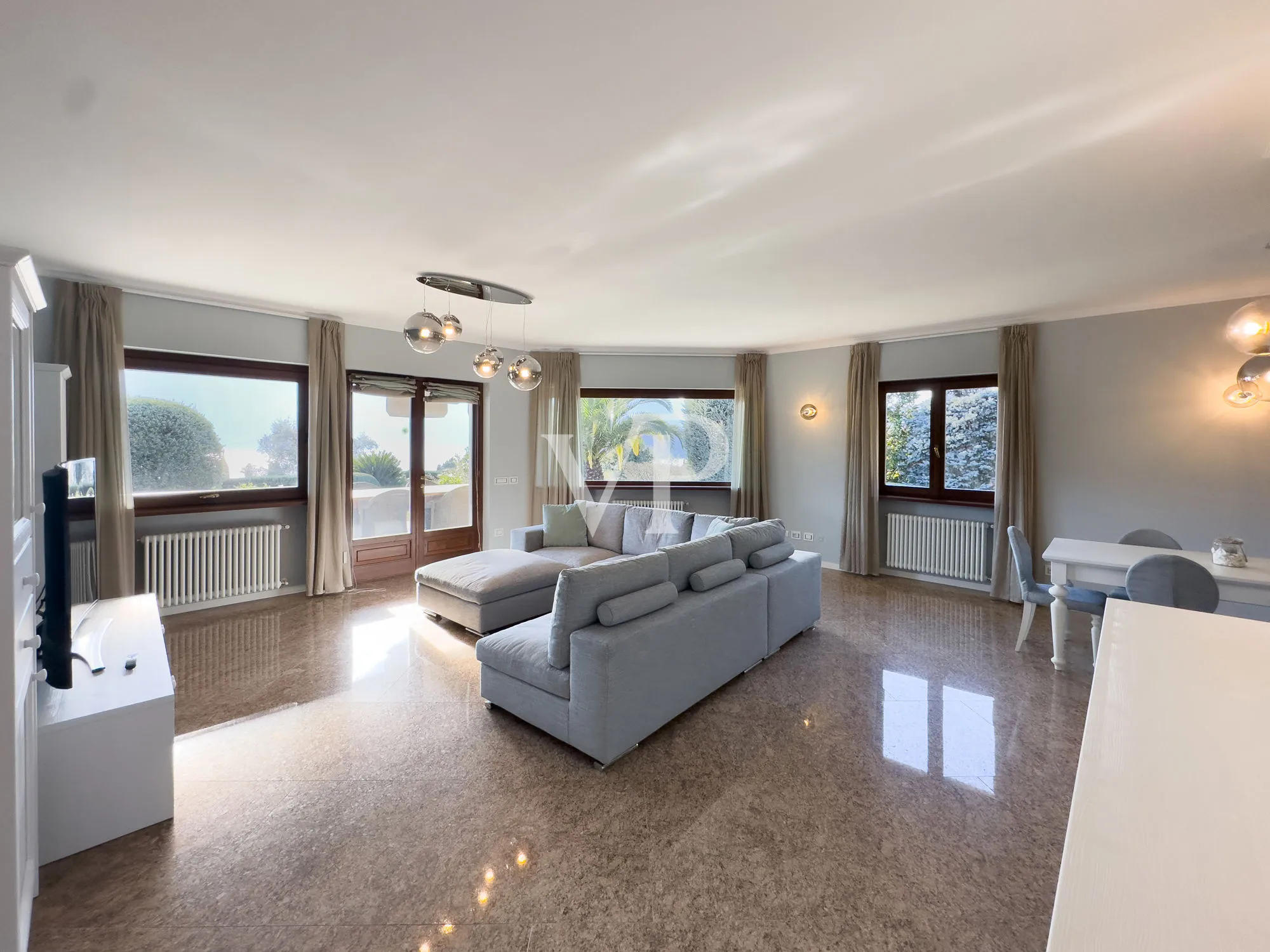 Exklusive Villa mit Schwimmbad und Panoramablick auf den See