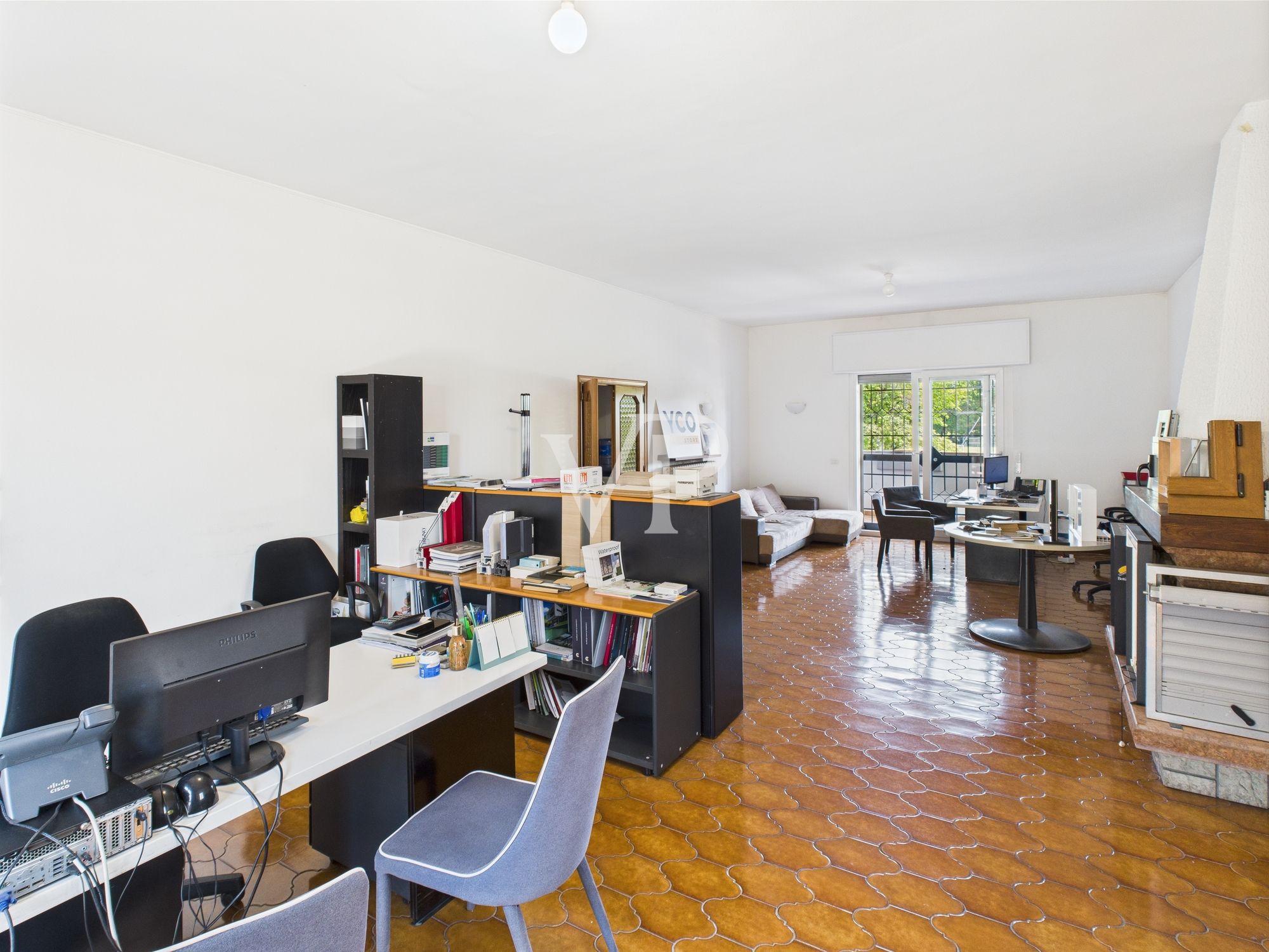 Schuppen mit Büros, Wohnung, Terrasse und Garten
