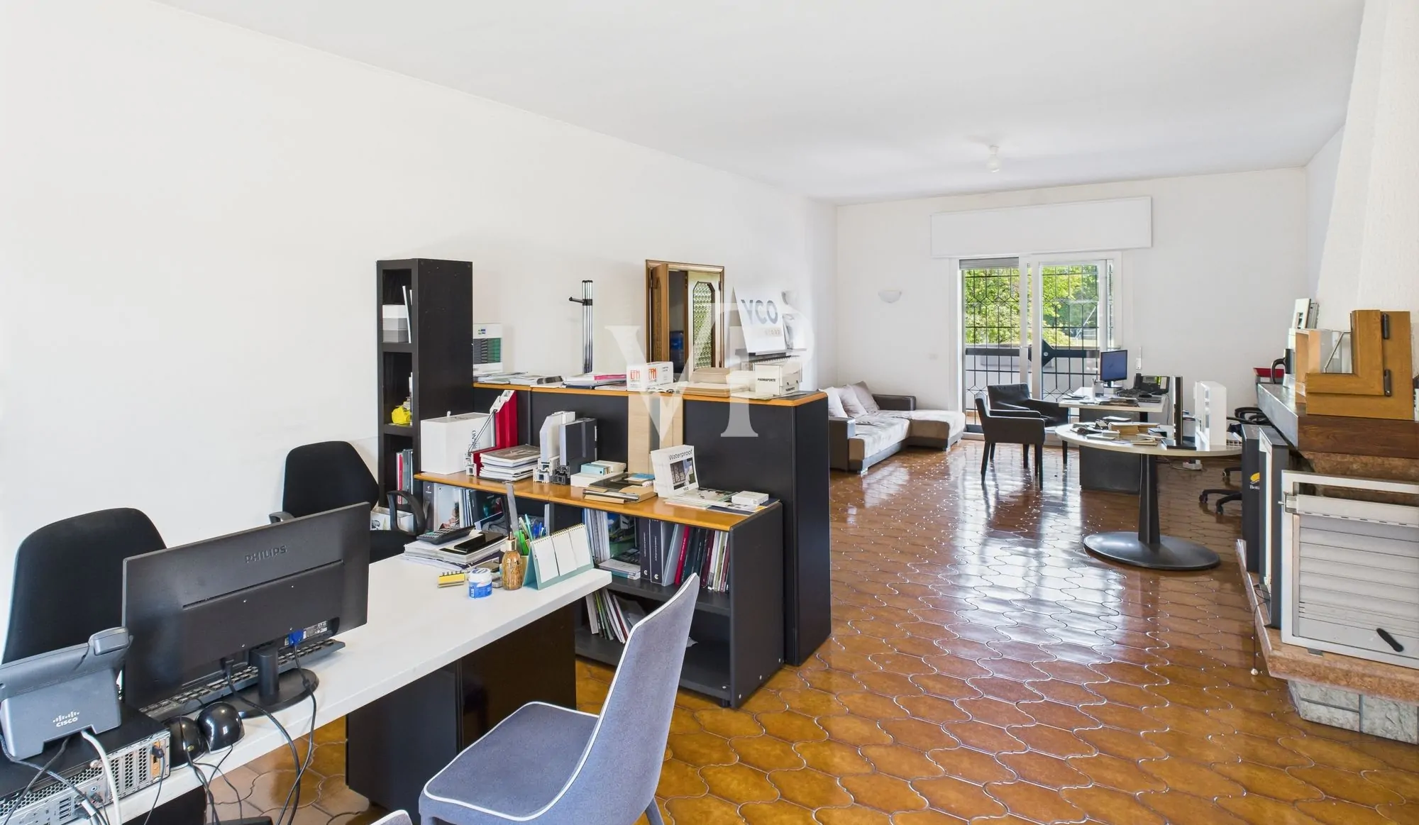 Cobertizo con oficinas, vivienda, terraza y jardín