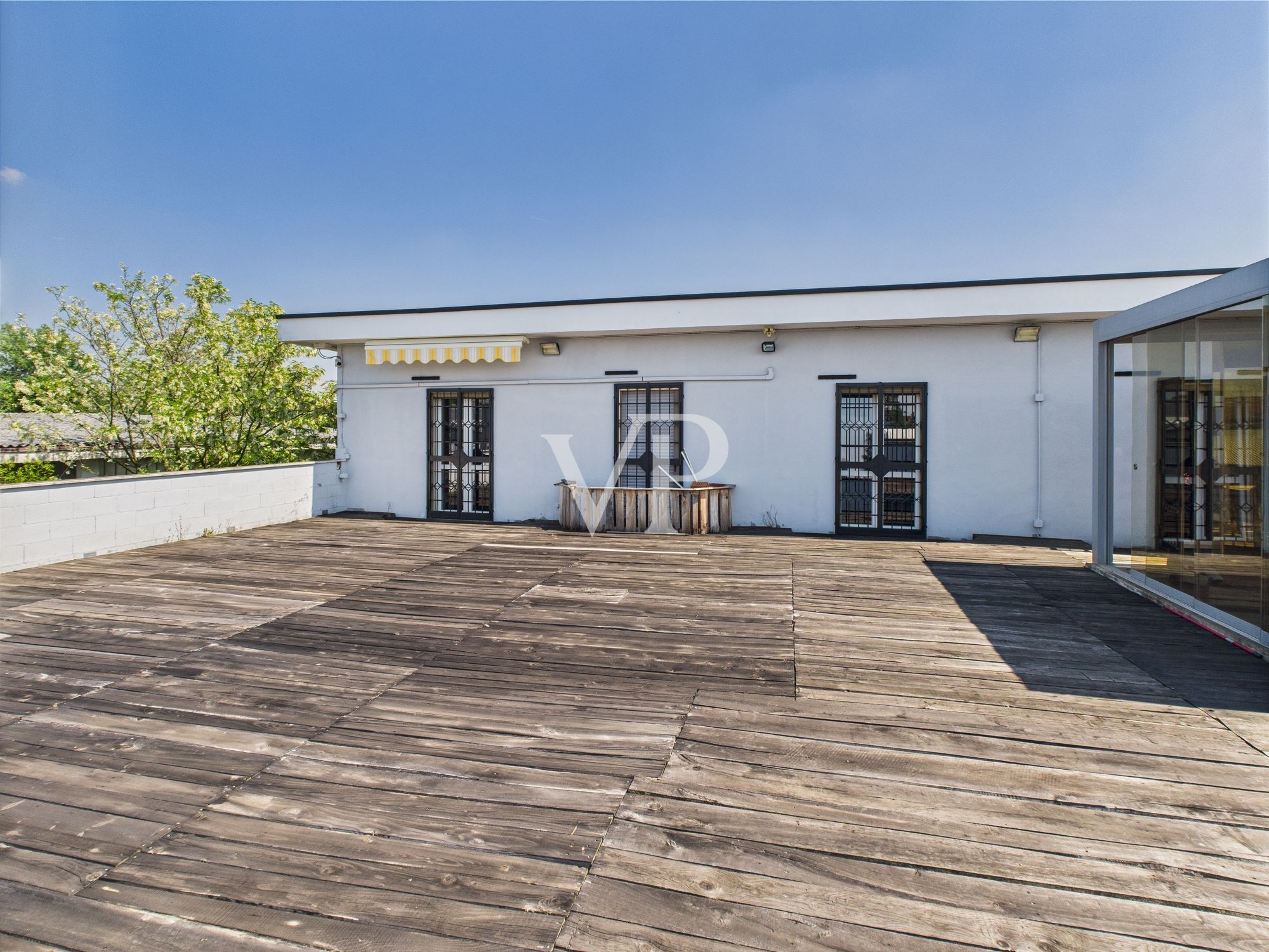 Schuppen mit Büros, Wohnung, Terrasse und Garten