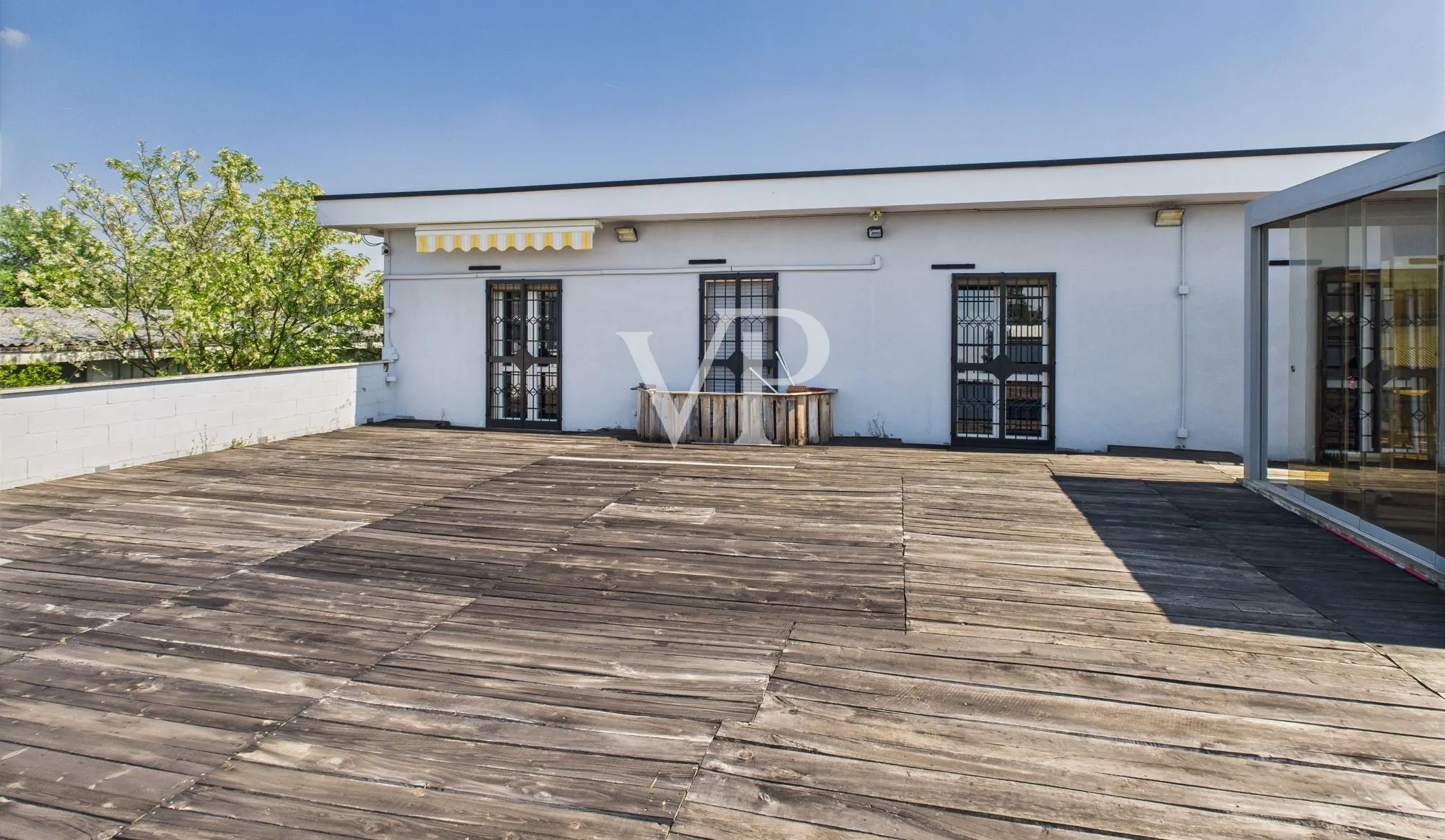 Cobertizo con oficinas, vivienda, terraza y jardín