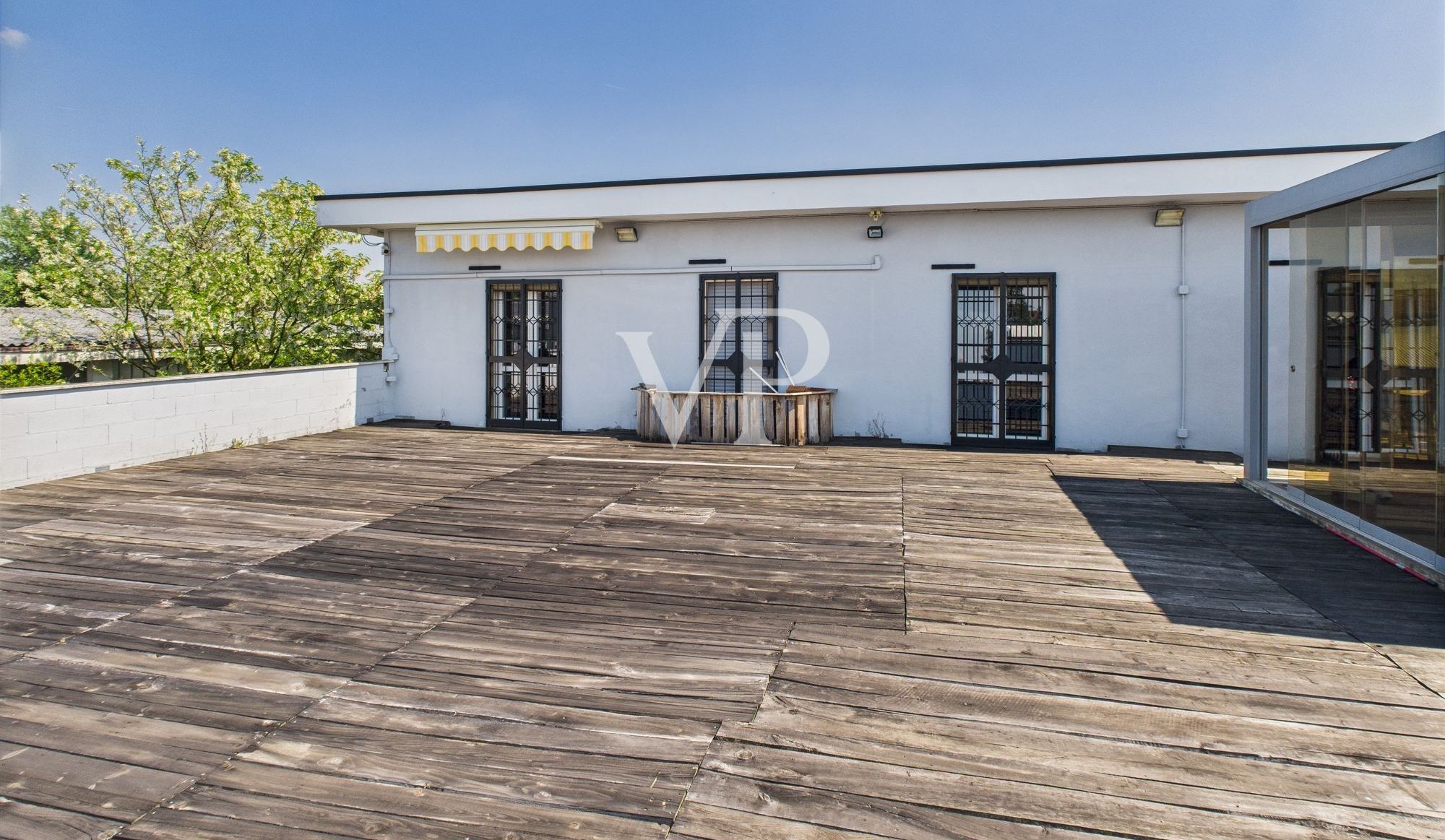 Schuppen mit Büros, Wohnung, Terrasse und Garten