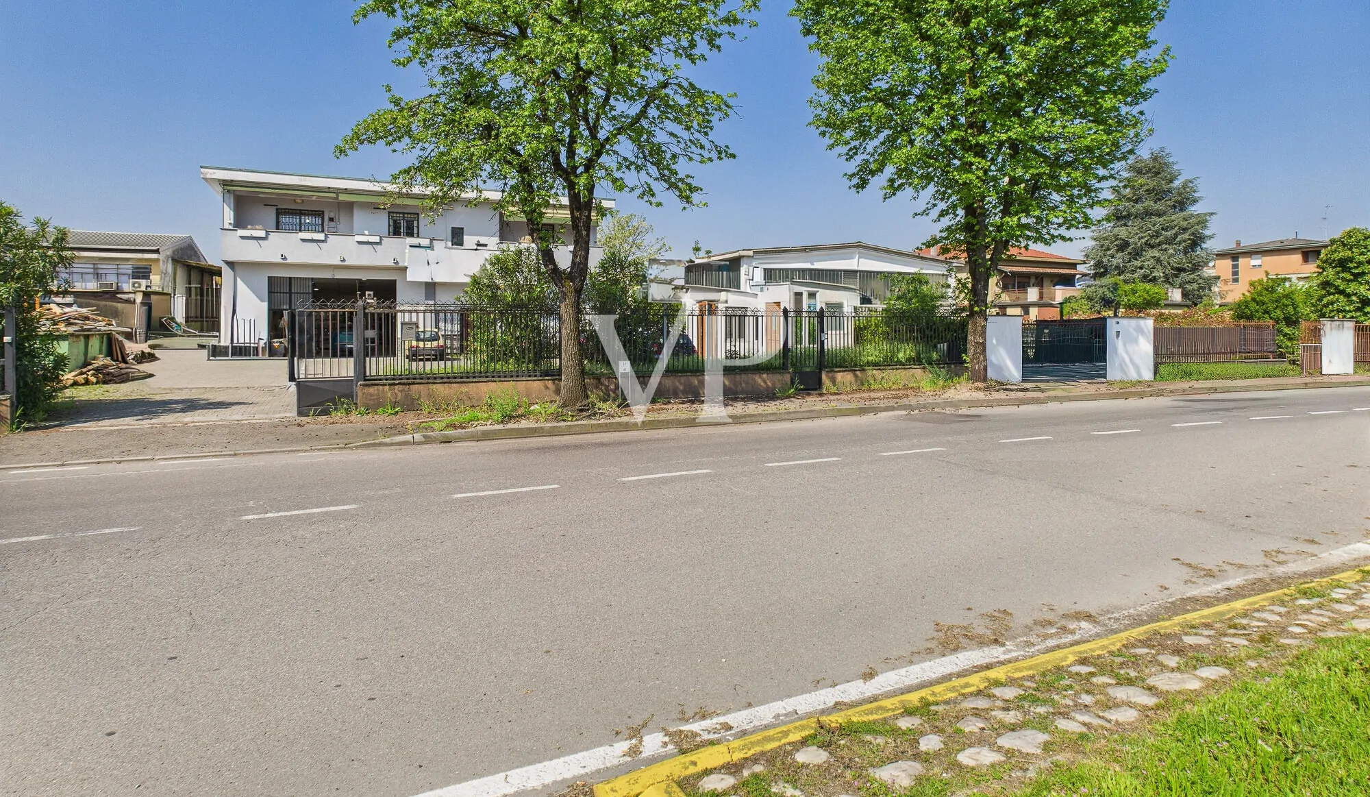 Cobertizo con oficinas, vivienda, terraza y jardín