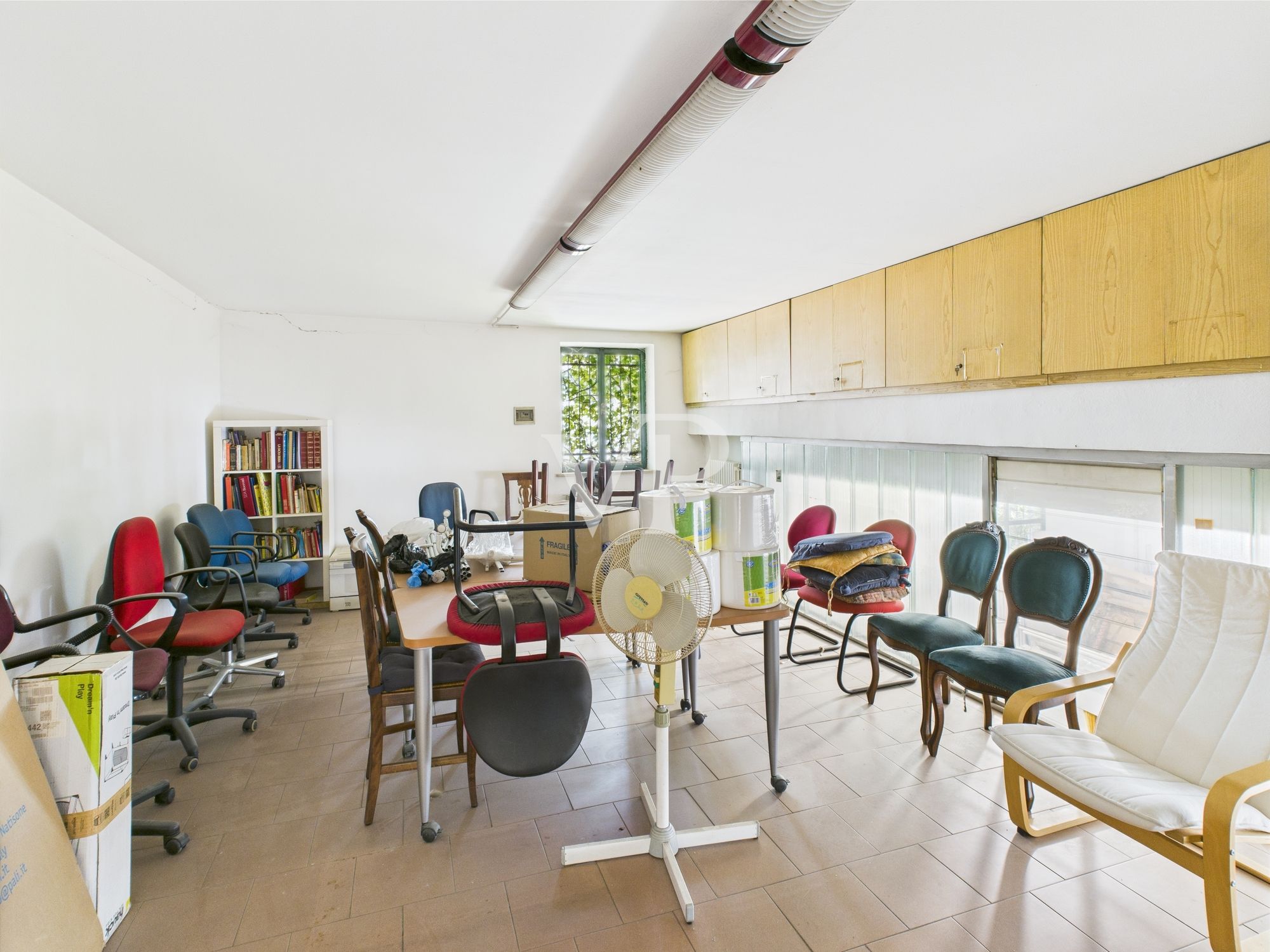 Schuppen mit Büros, Wohnung, Terrasse und Garten