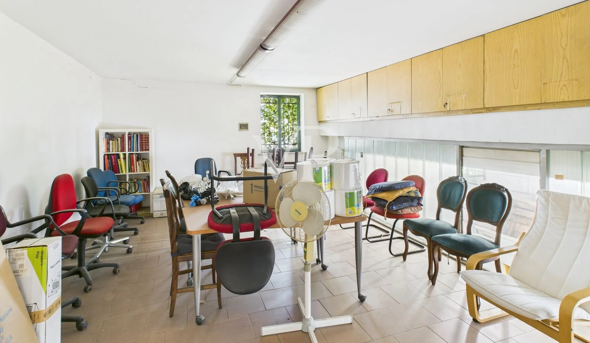 Cobertizo con oficinas, vivienda, terraza y jardín