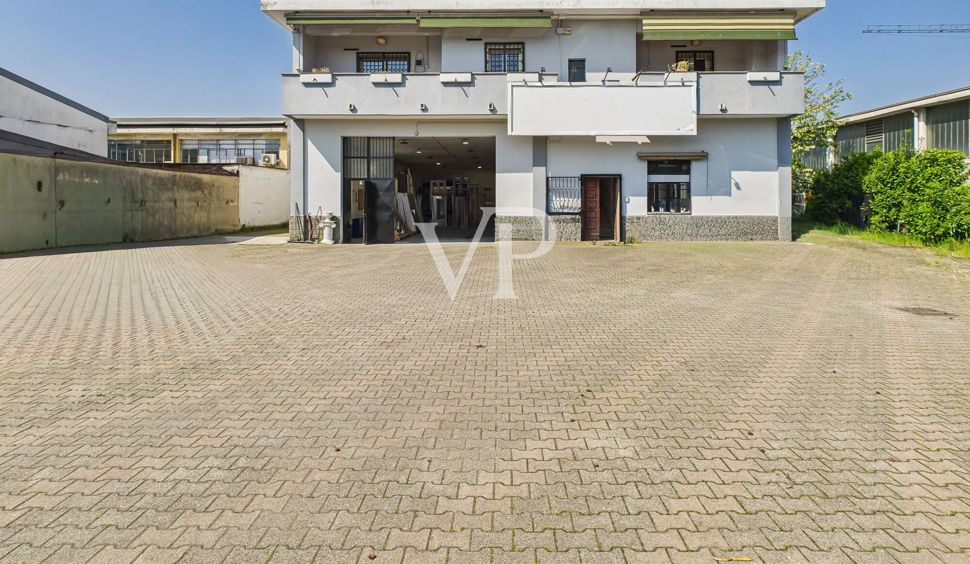 Cobertizo con oficinas, vivienda, terraza y jardín