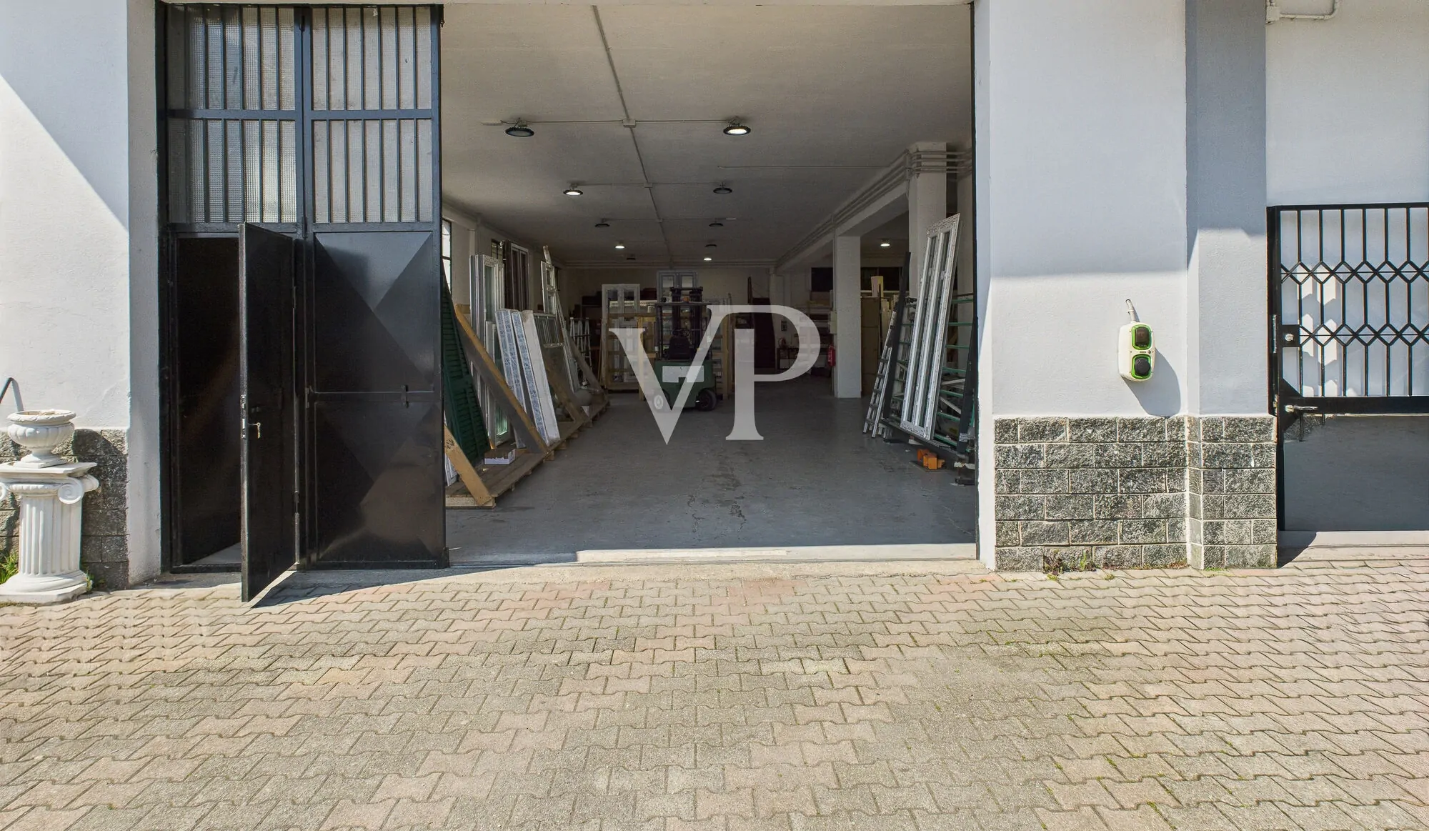 Cobertizo con oficinas, vivienda, terraza y jardín