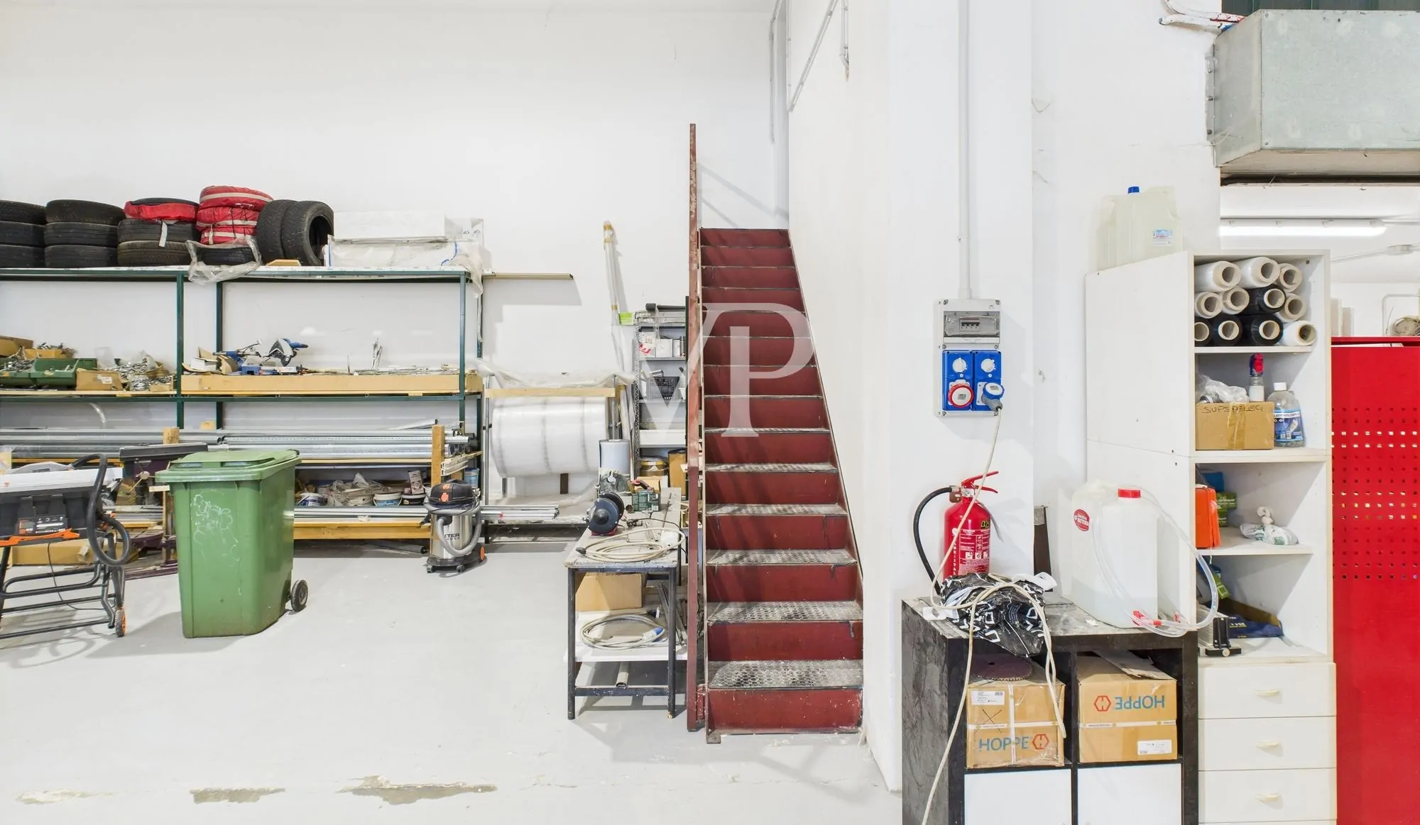 Cobertizo con oficinas, vivienda, terraza y jardín