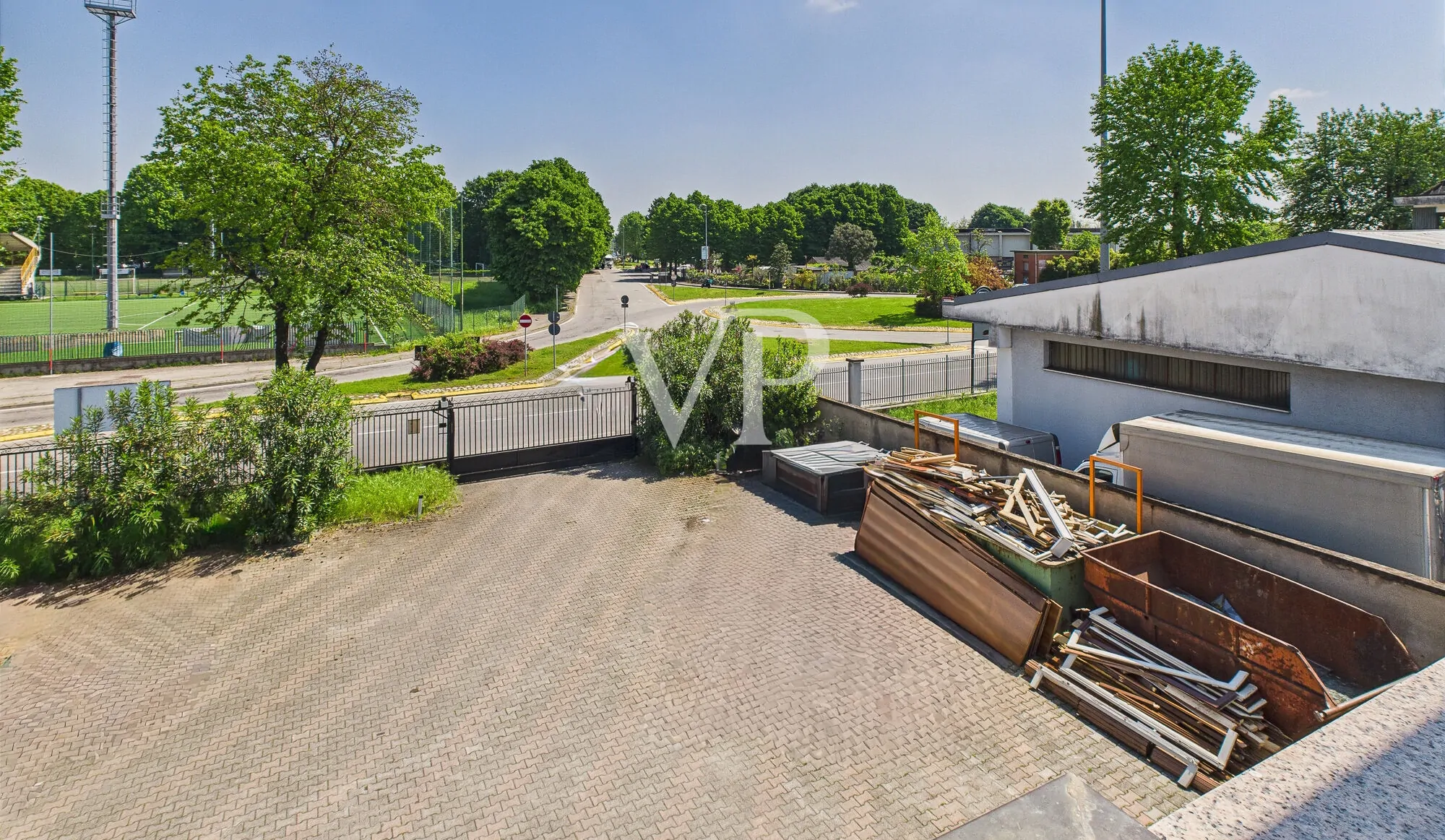Cobertizo con oficinas, vivienda, terraza y jardín