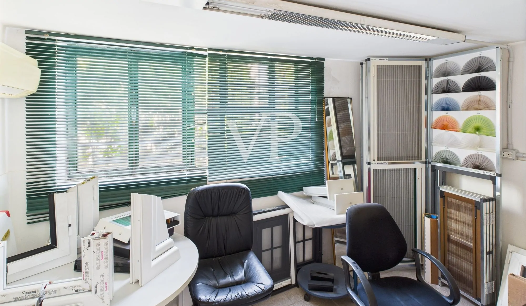 Cobertizo con oficinas, vivienda, terraza y jardín