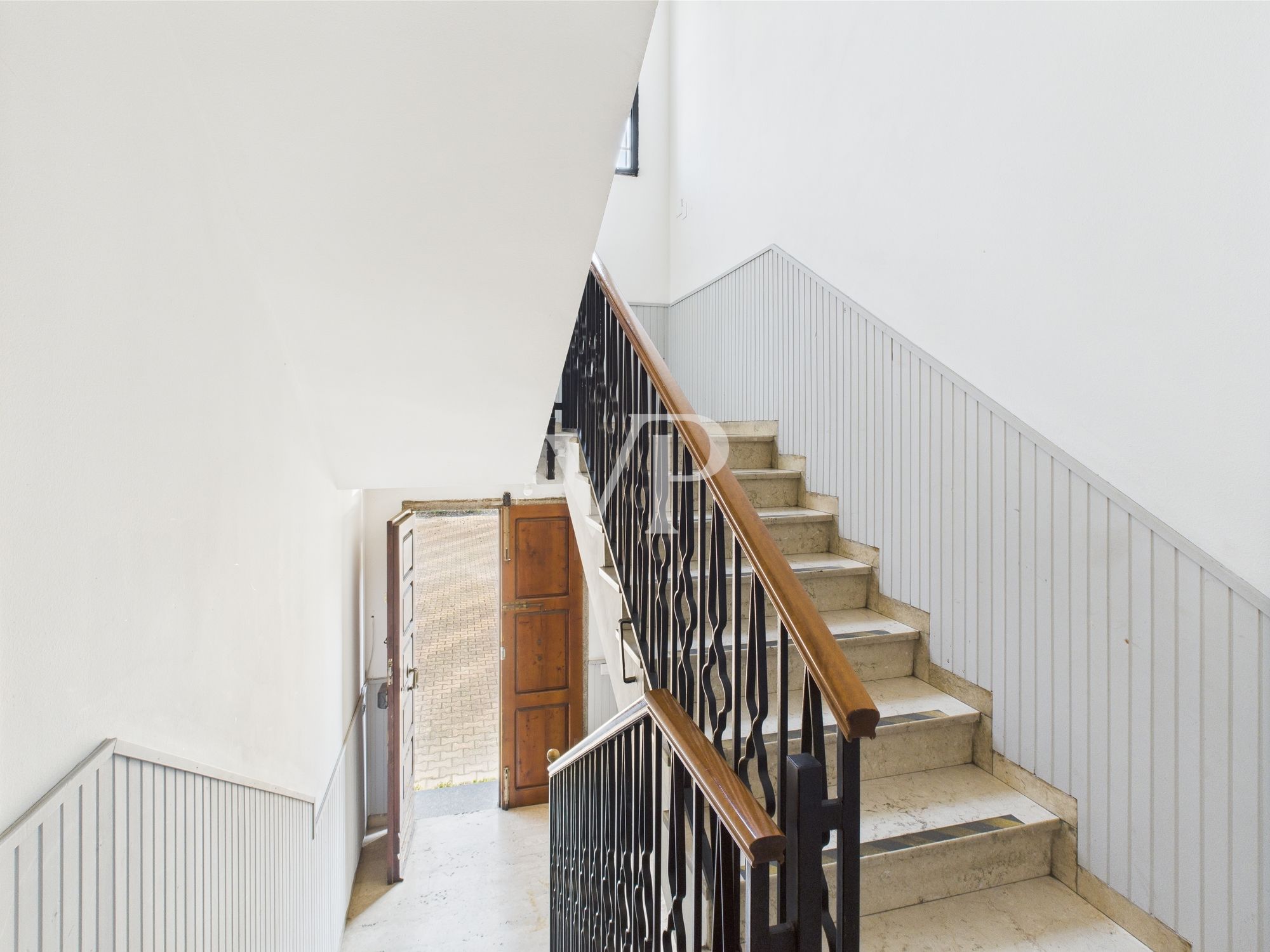 Schuppen mit Büros, Wohnung, Terrasse und Garten