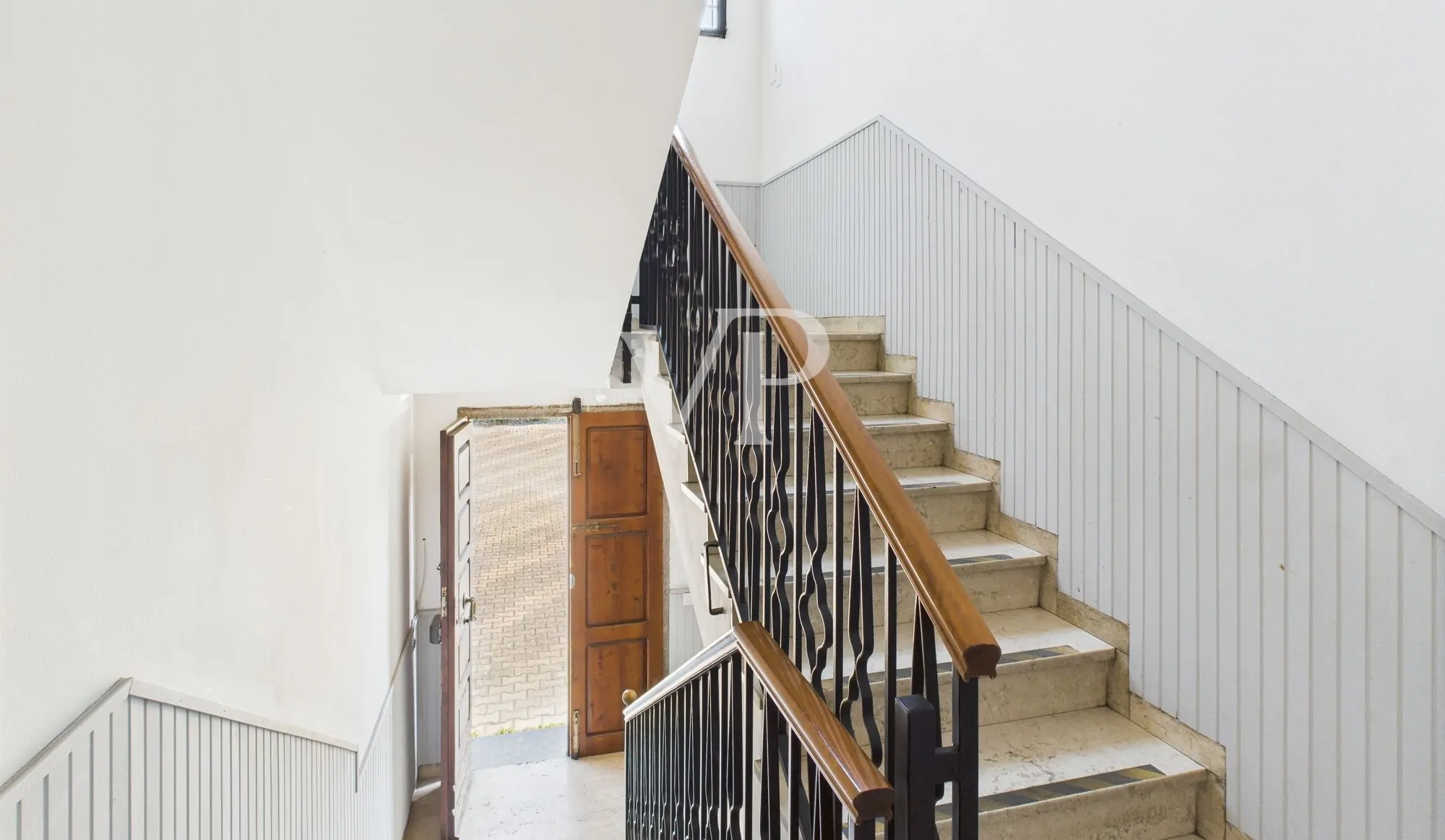 Cobertizo con oficinas, vivienda, terraza y jardín