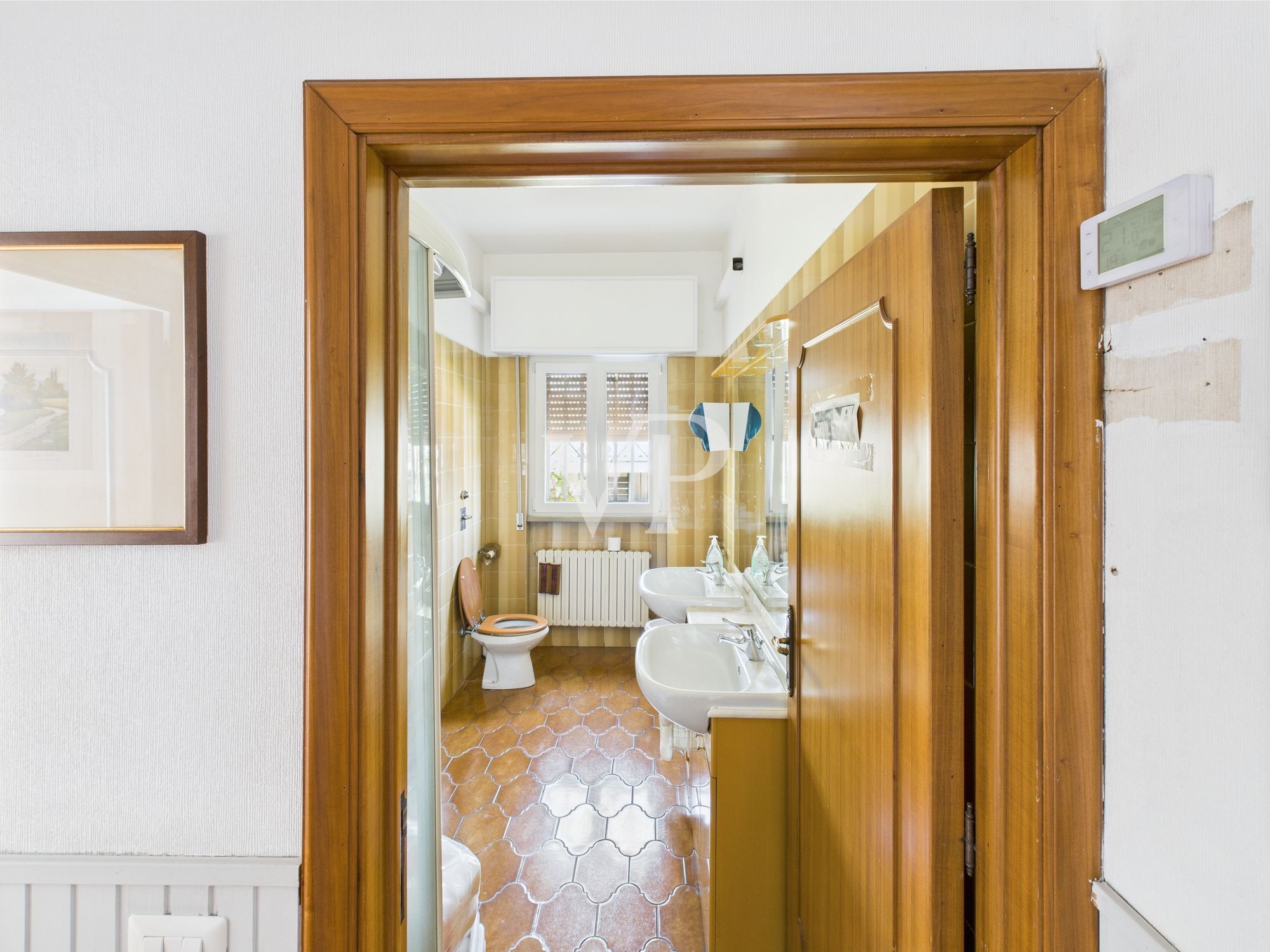 Schuppen mit Büros, Wohnung, Terrasse und Garten