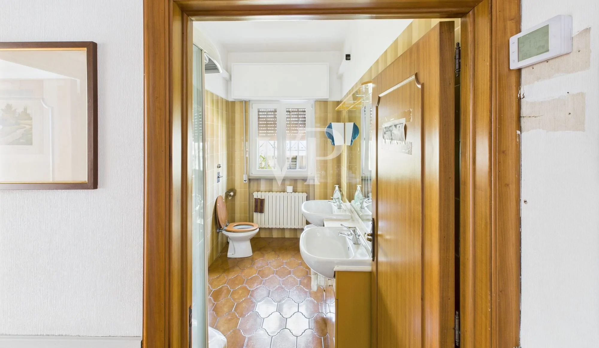 Cobertizo con oficinas, vivienda, terraza y jardín