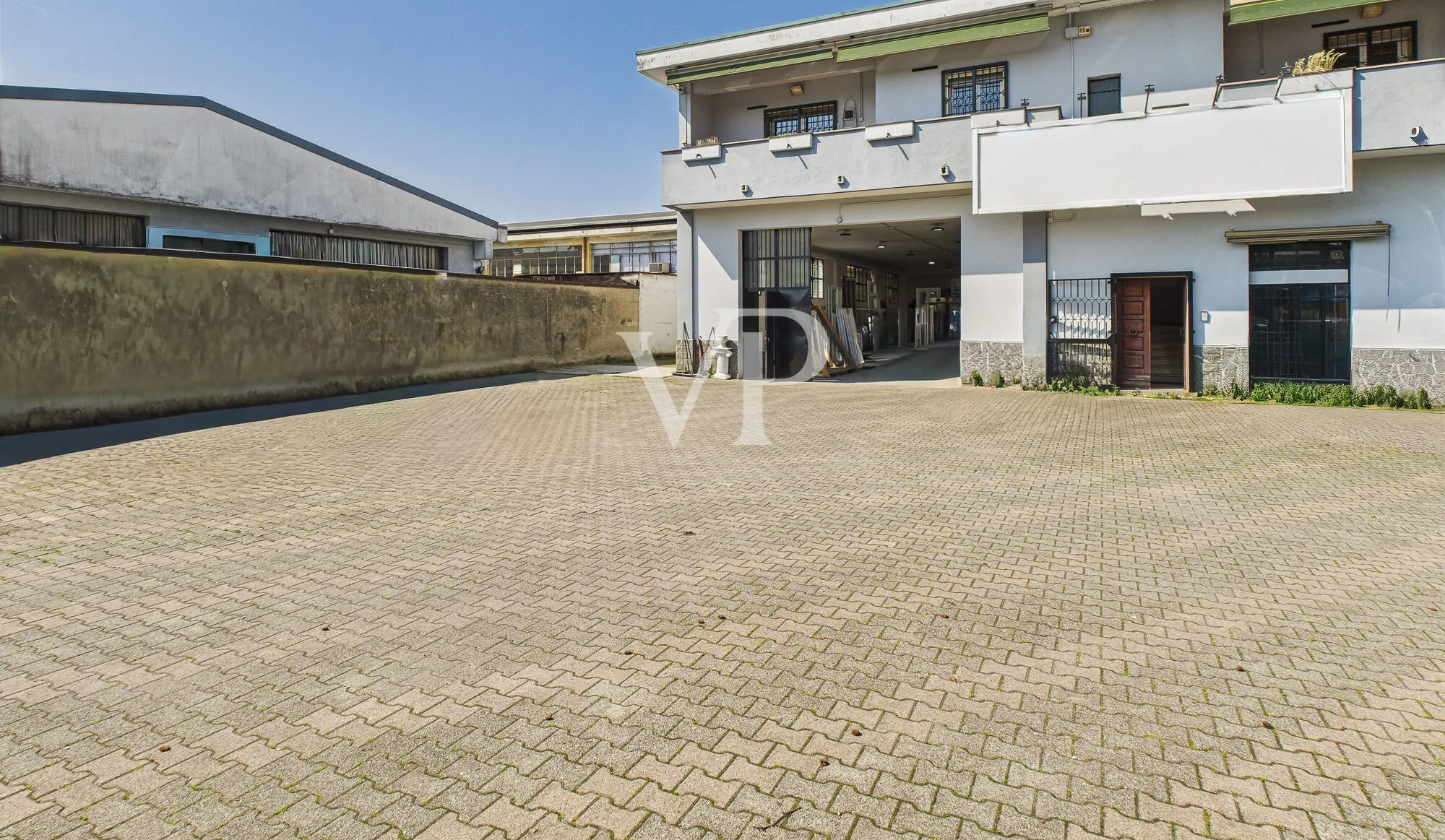 Cobertizo con oficinas, vivienda, terraza y jardín