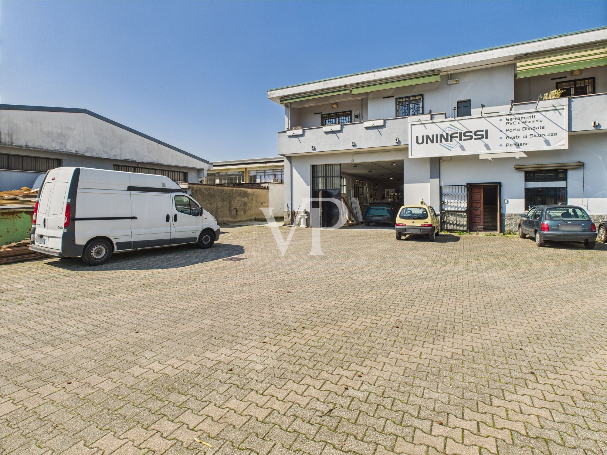 Schuppen mit Büros, Wohnung, Terrasse und Garten