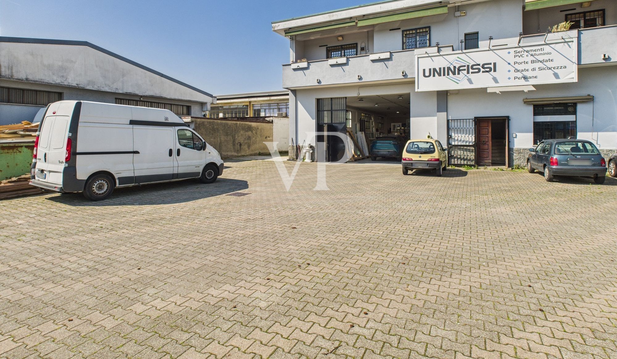 Schuppen mit Büros, Wohnung, Terrasse und Garten