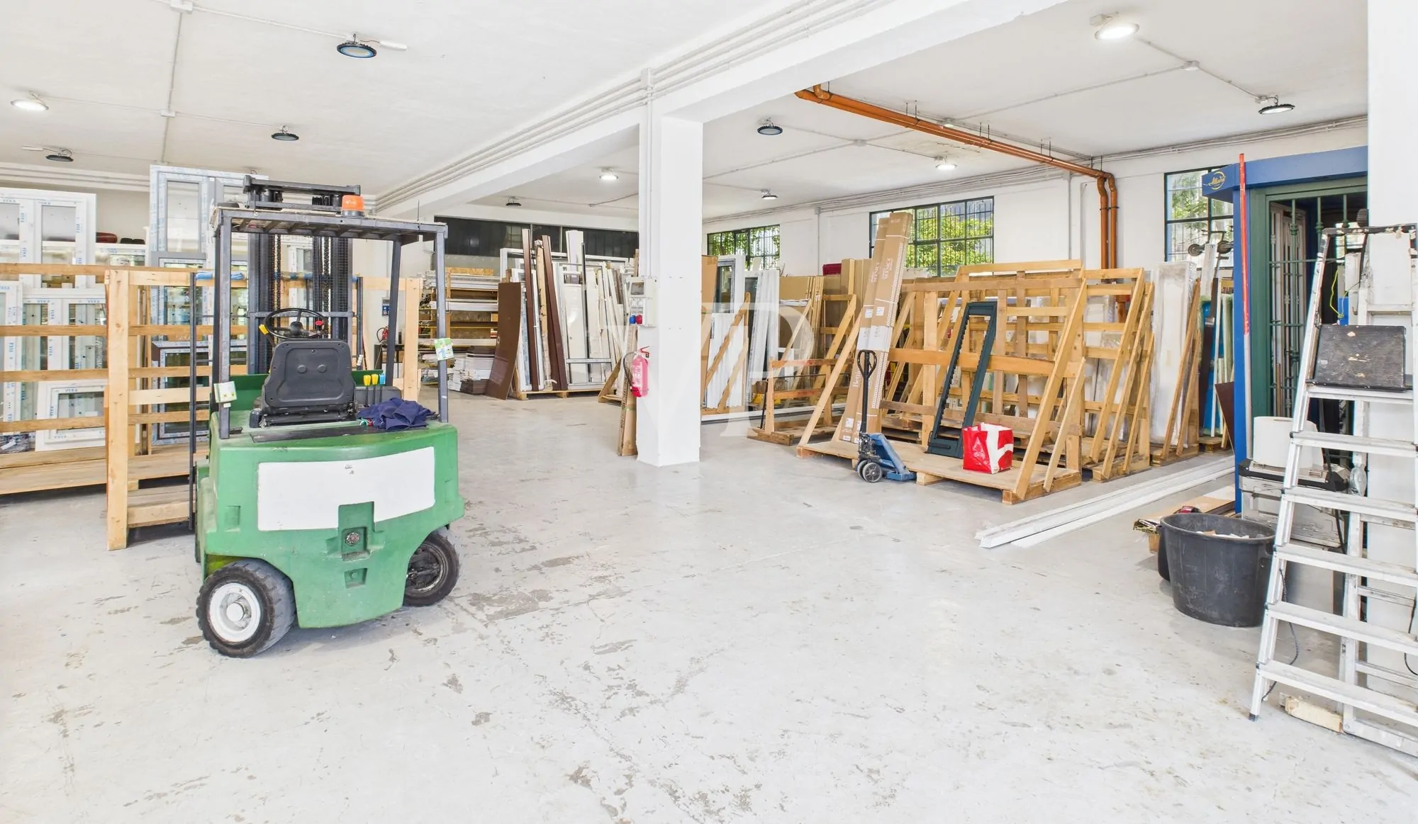 Cobertizo con oficinas, vivienda, terraza y jardín