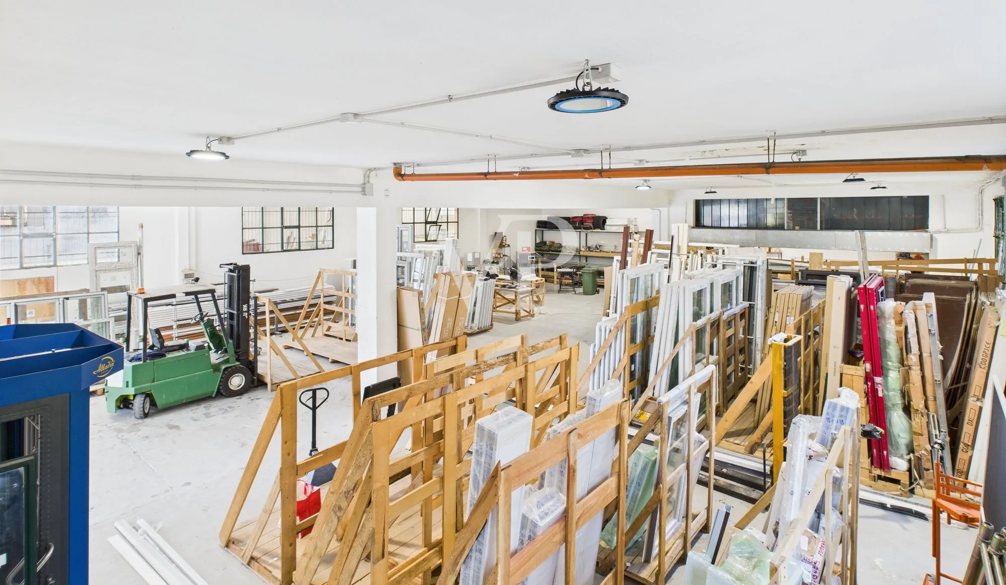 Cobertizo con oficinas, vivienda, terraza y jardín