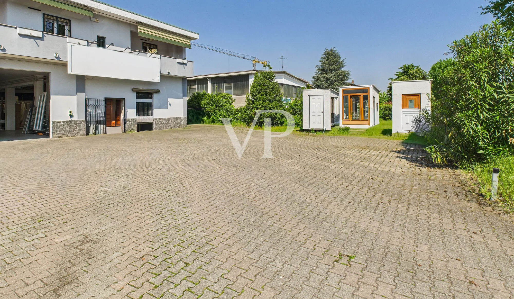 Cobertizo con oficinas, vivienda, terraza y jardín