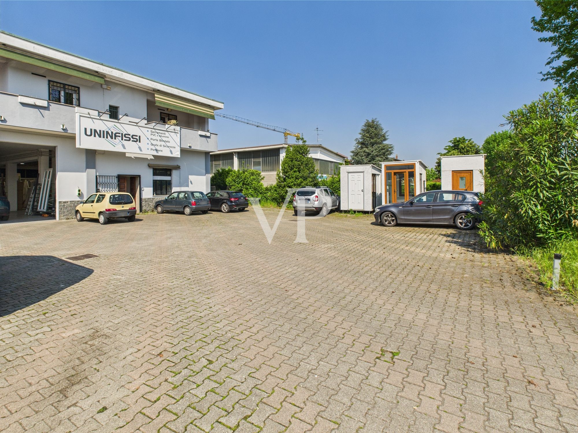 Schuppen mit Büros, Wohnung, Terrasse und Garten