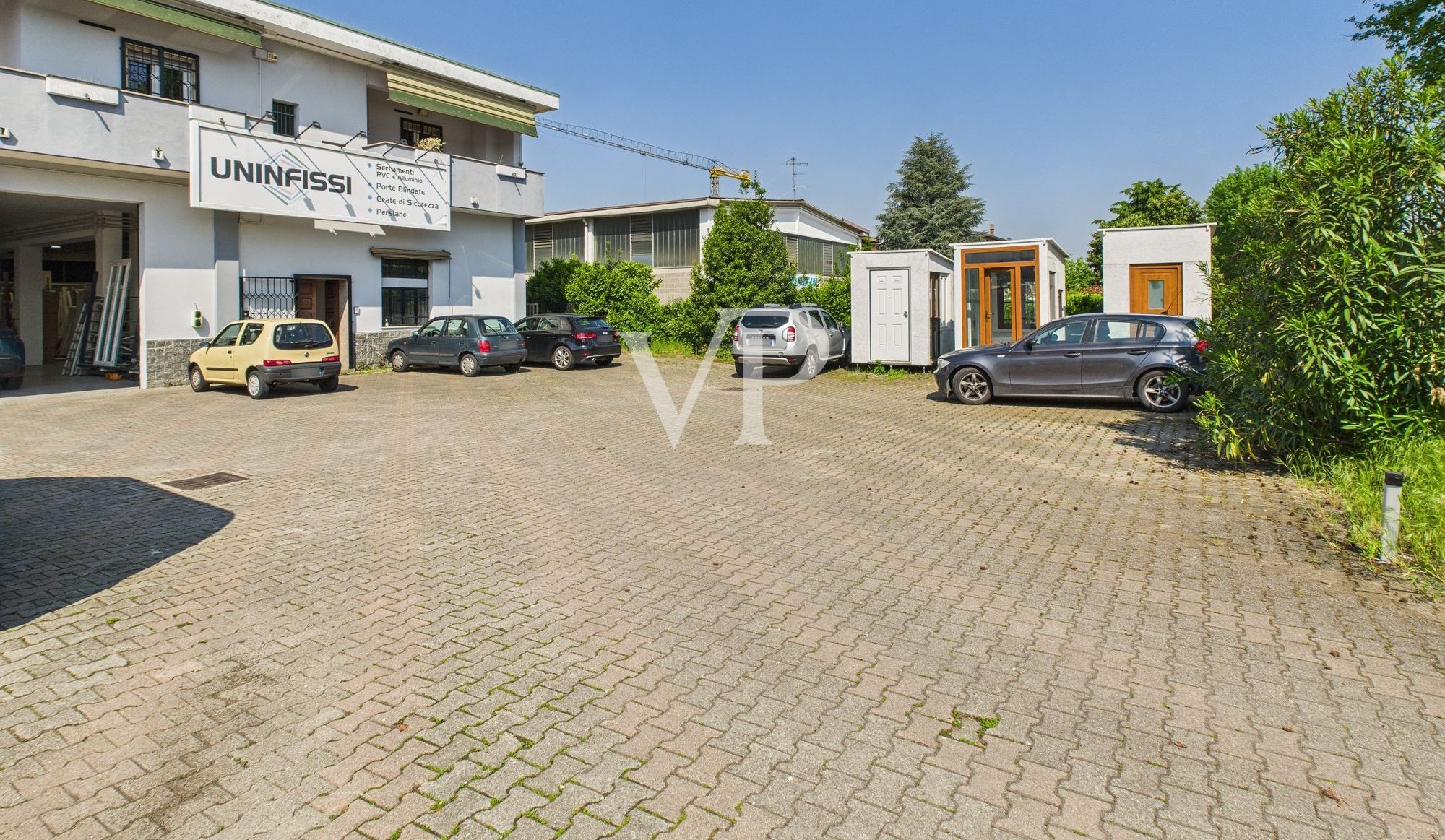 Schuppen mit Büros, Wohnung, Terrasse und Garten