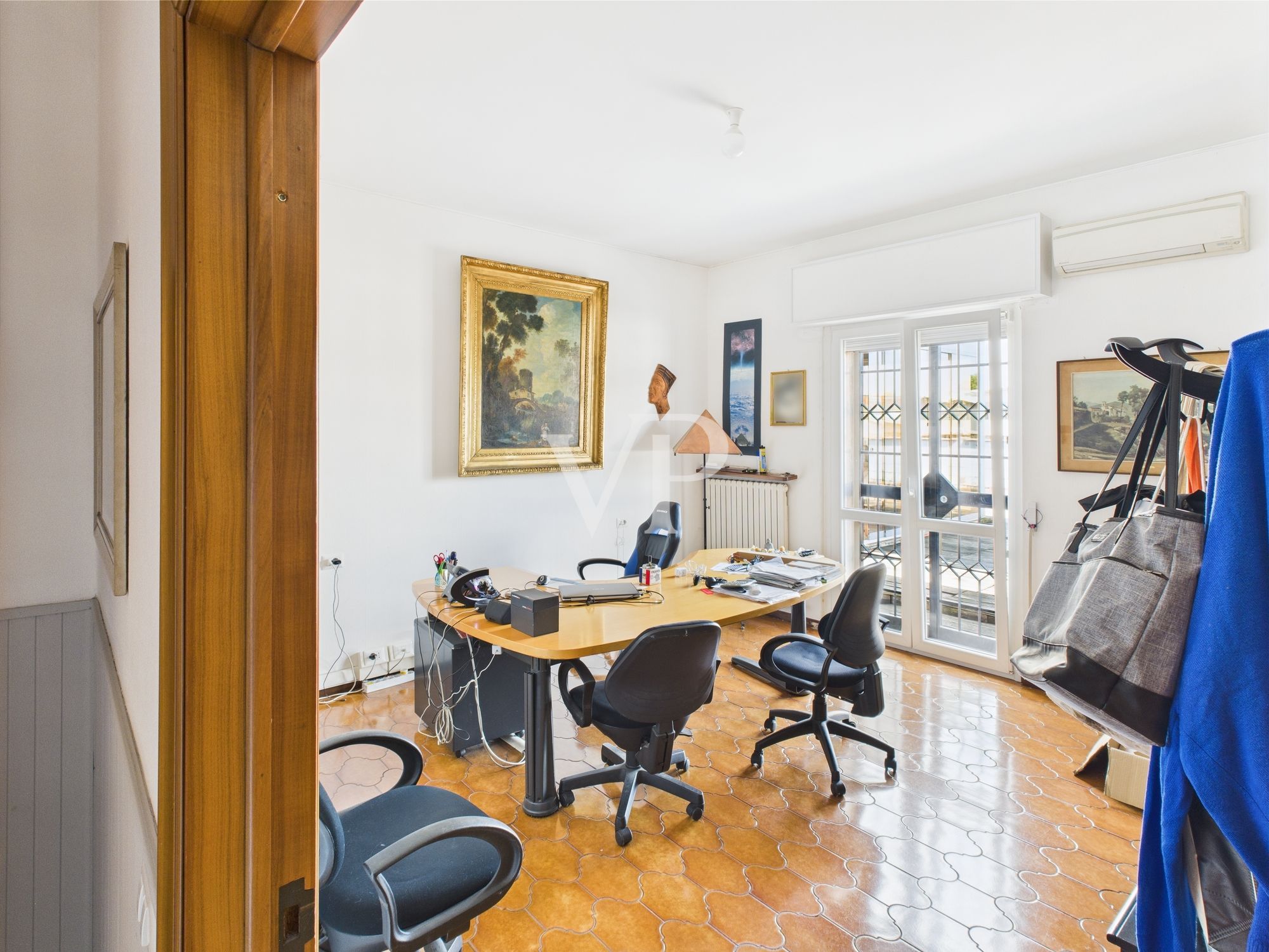 Schuppen mit Büros, Wohnung, Terrasse und Garten