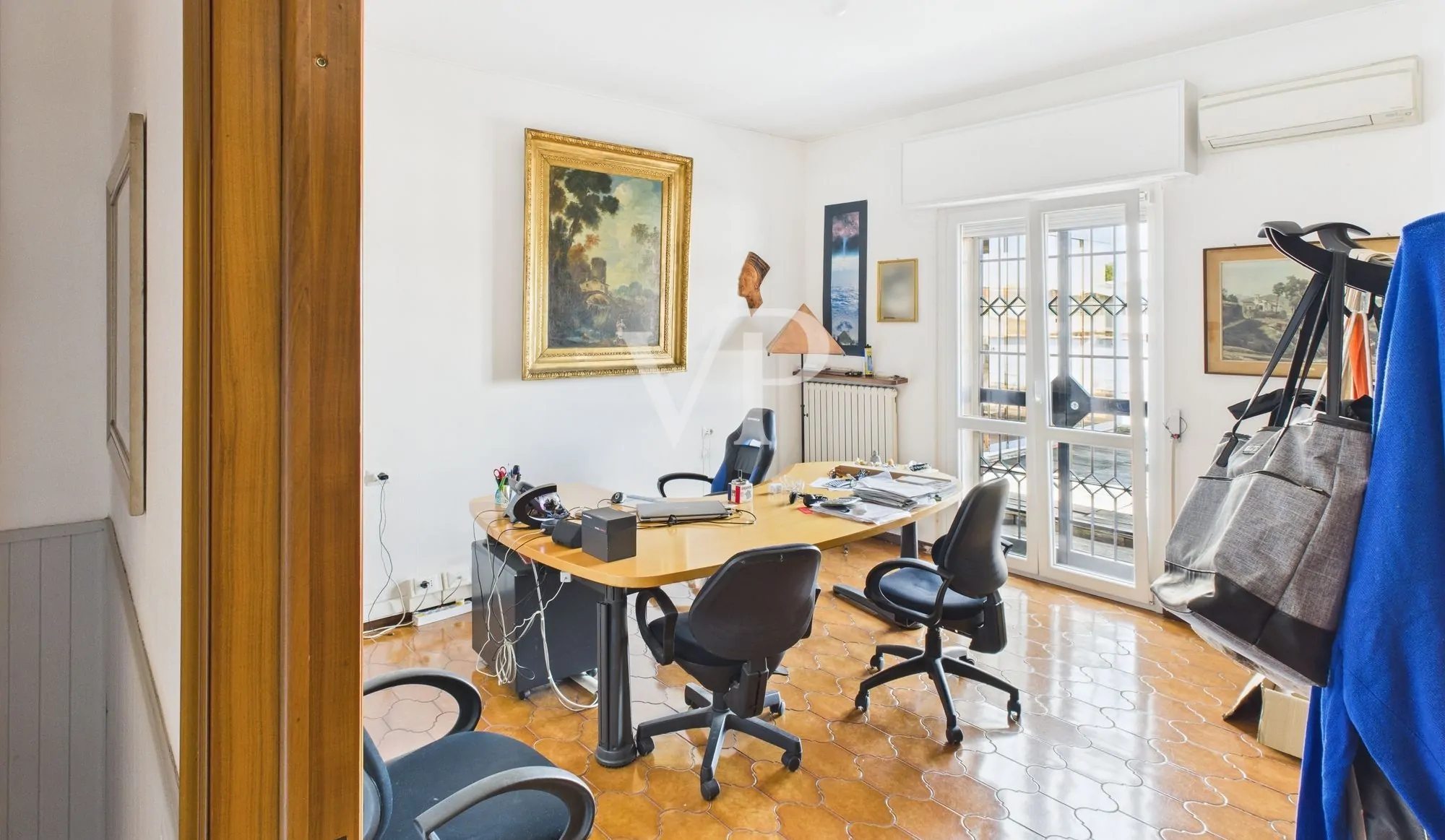 Cobertizo con oficinas, vivienda, terraza y jardín