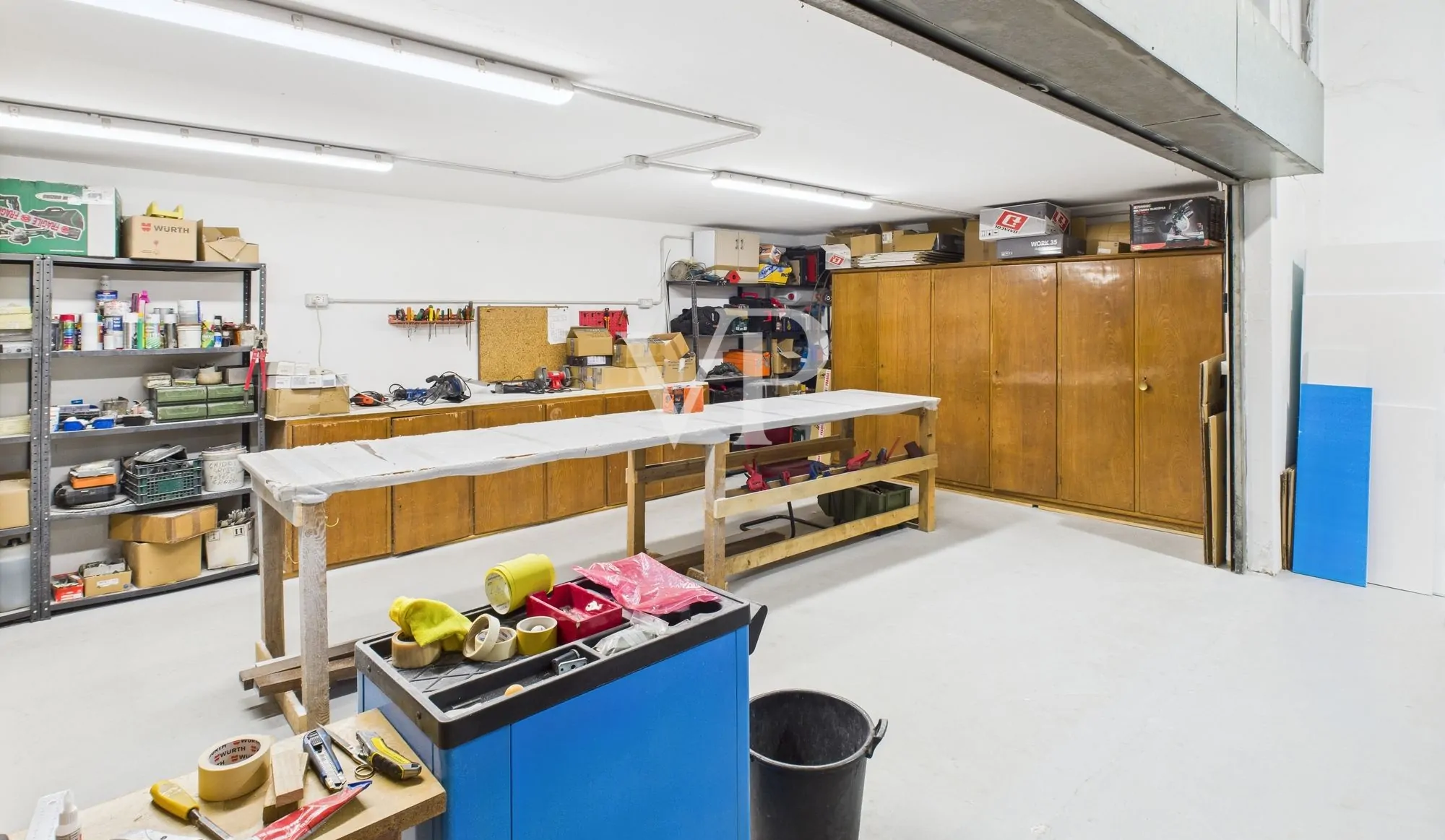 Cobertizo con oficinas, vivienda, terraza y jardín