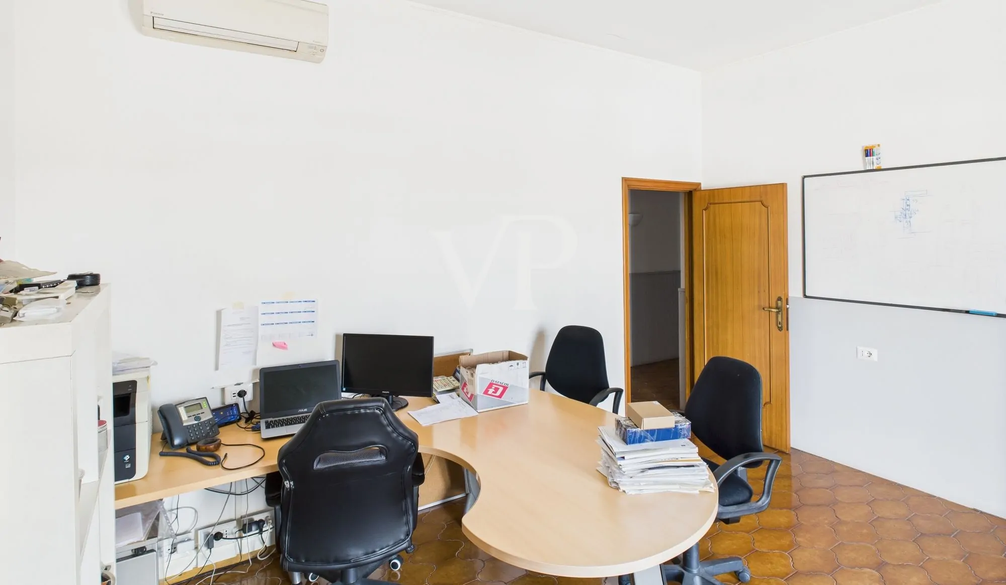 Cobertizo con oficinas, vivienda, terraza y jardín