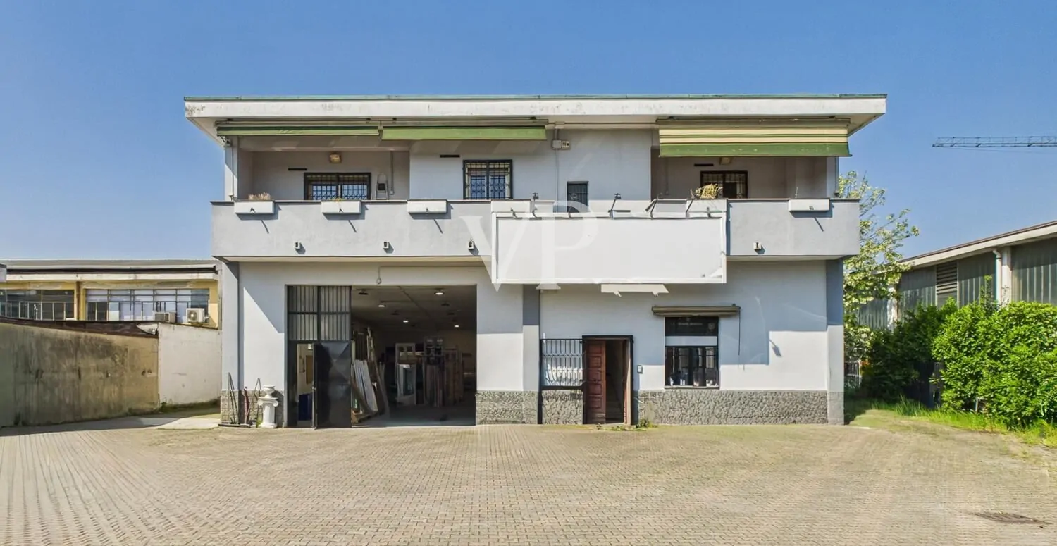Cobertizo con oficinas, vivienda, terraza y jardín