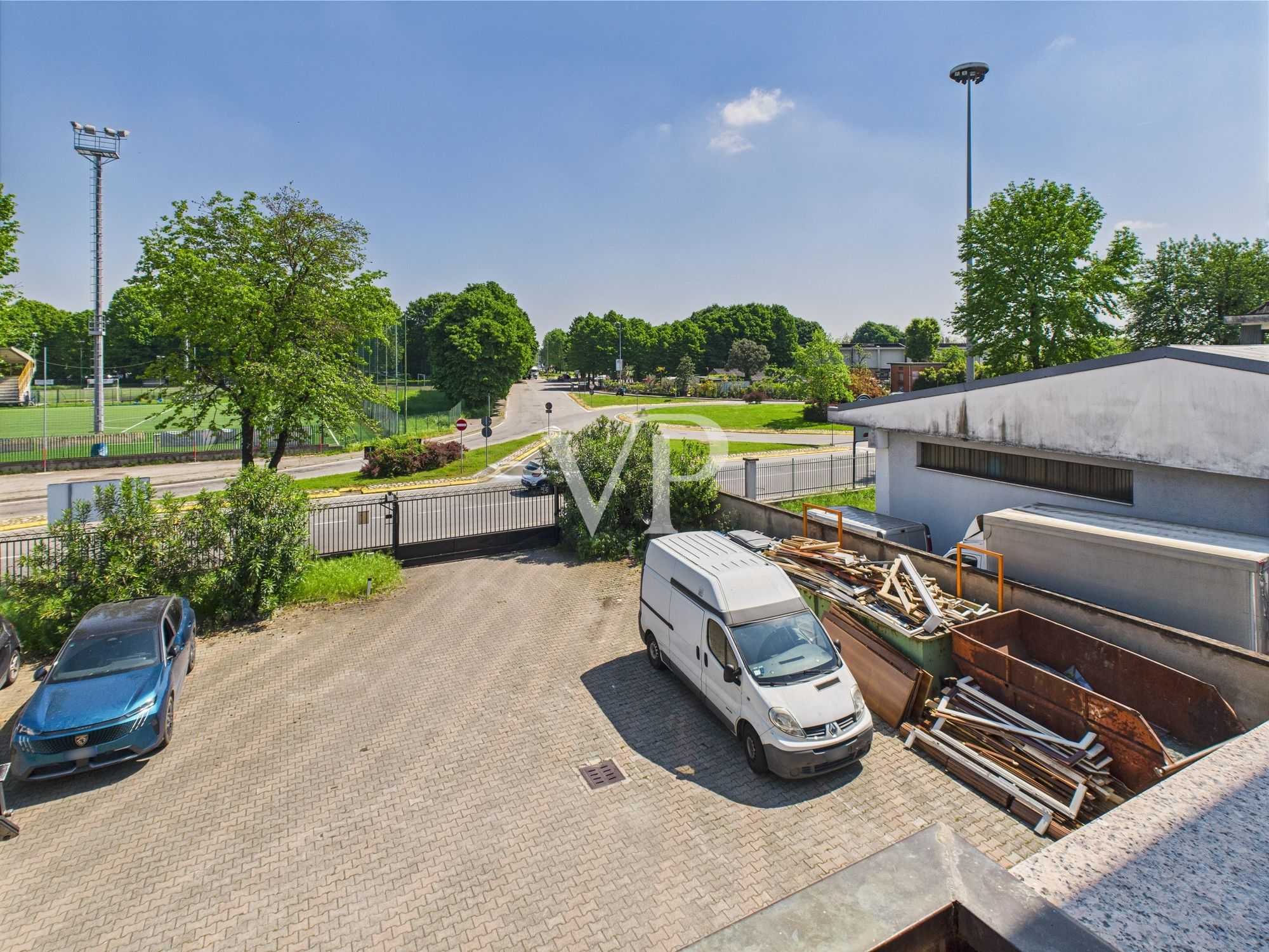 Schuppen mit Büros, Wohnung, Terrasse und Garten