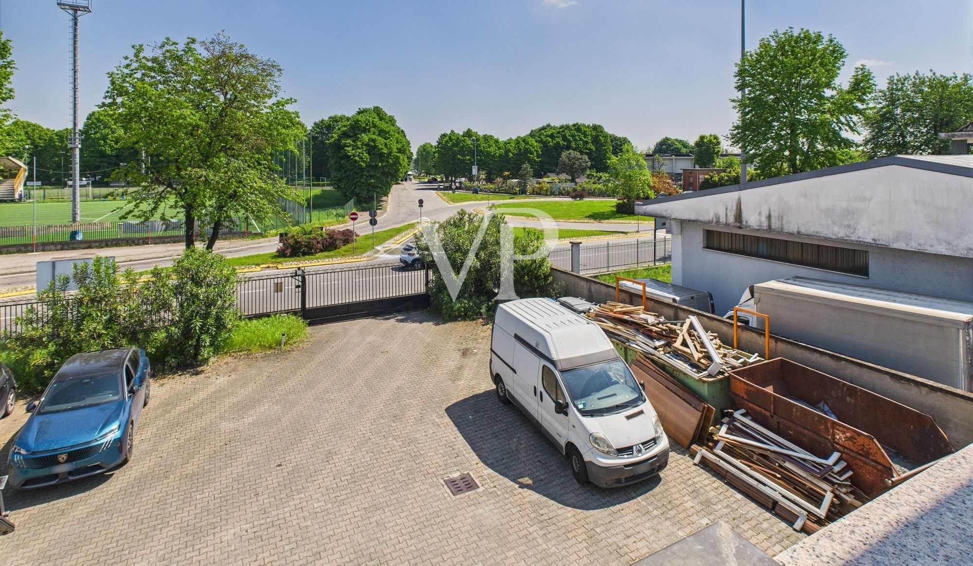Schuppen mit Büros, Wohnung, Terrasse und Garten
