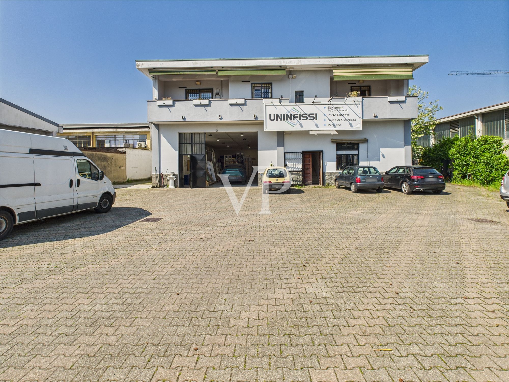 Schuppen mit Büros, Wohnung, Terrasse und Garten