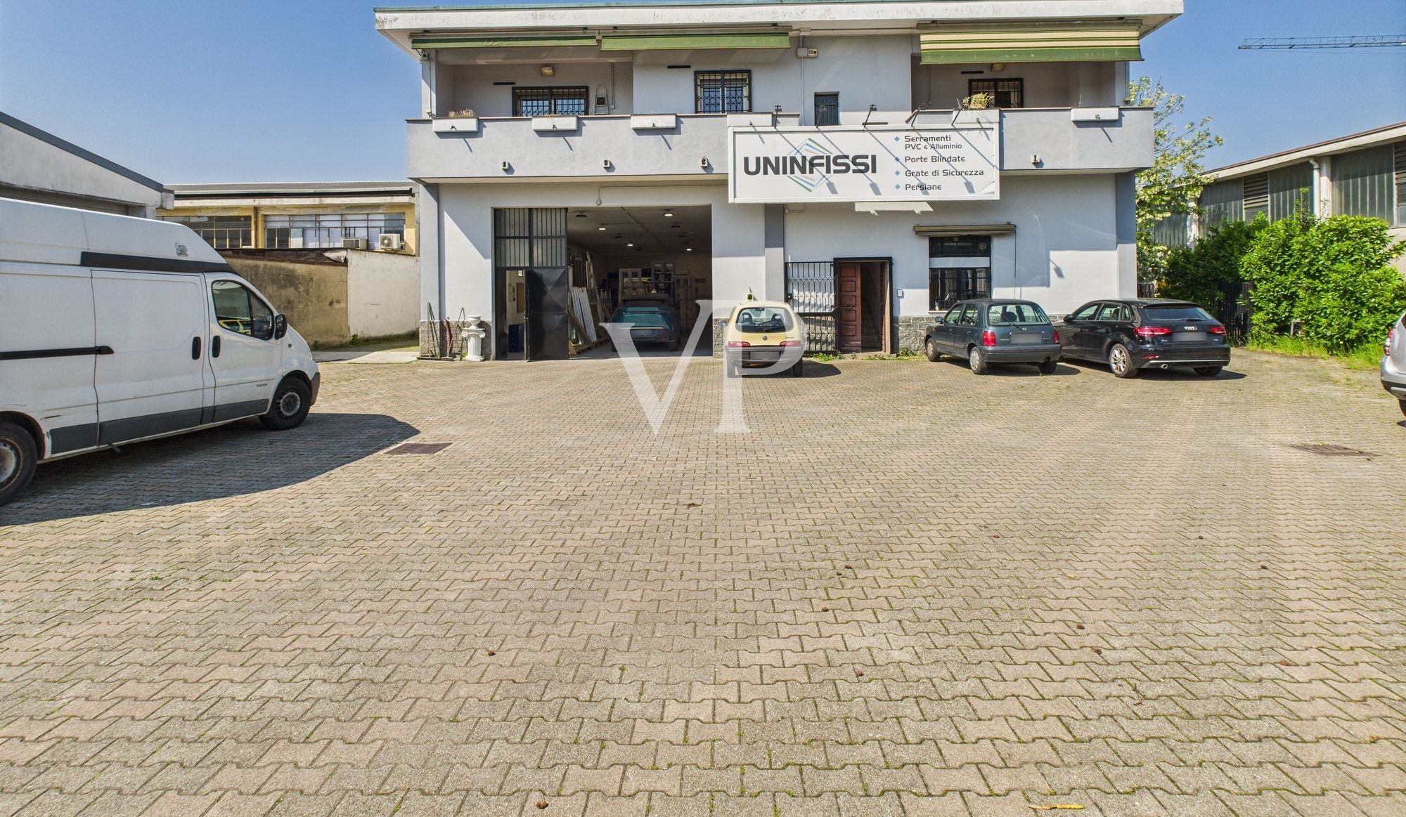 Schuppen mit Büros, Wohnung, Terrasse und Garten