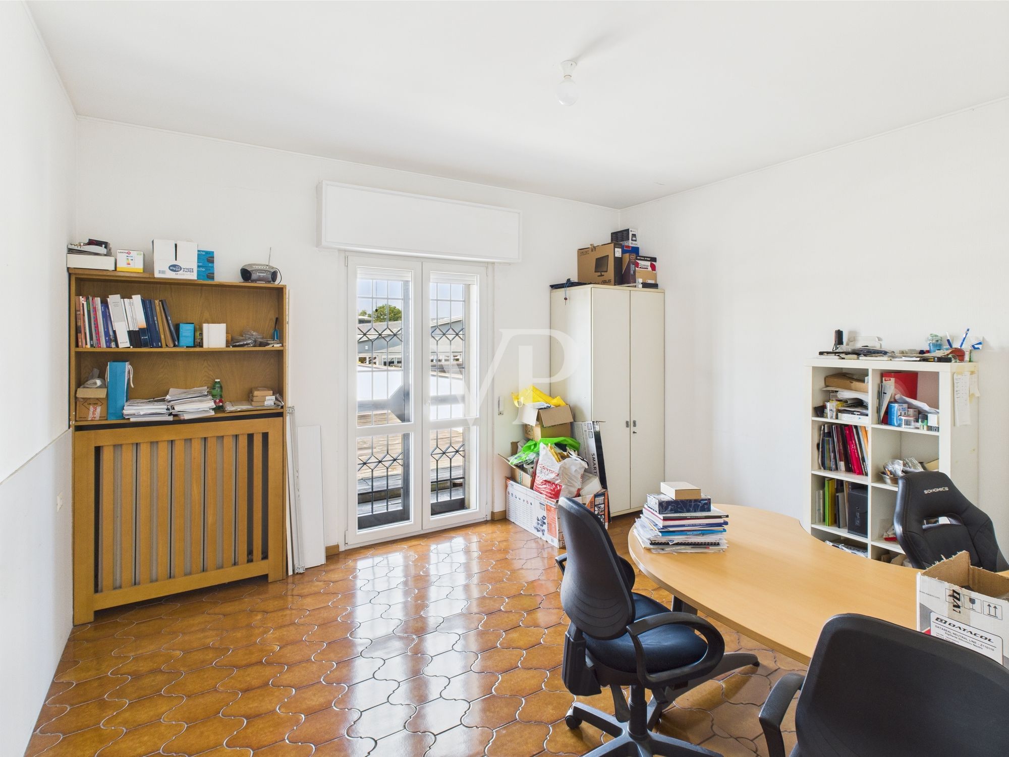 Schuppen mit Büros, Wohnung, Terrasse und Garten