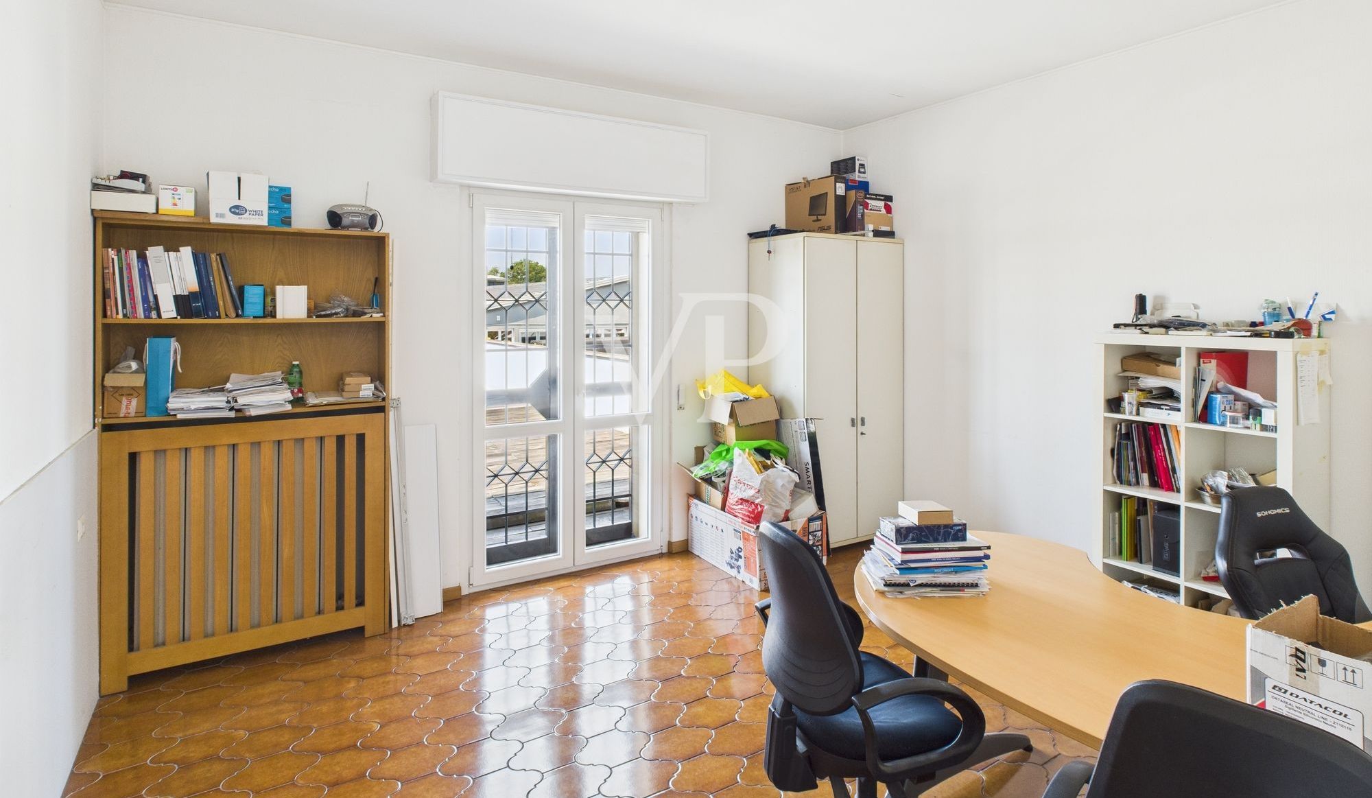 Schuppen mit Büros, Wohnung, Terrasse und Garten