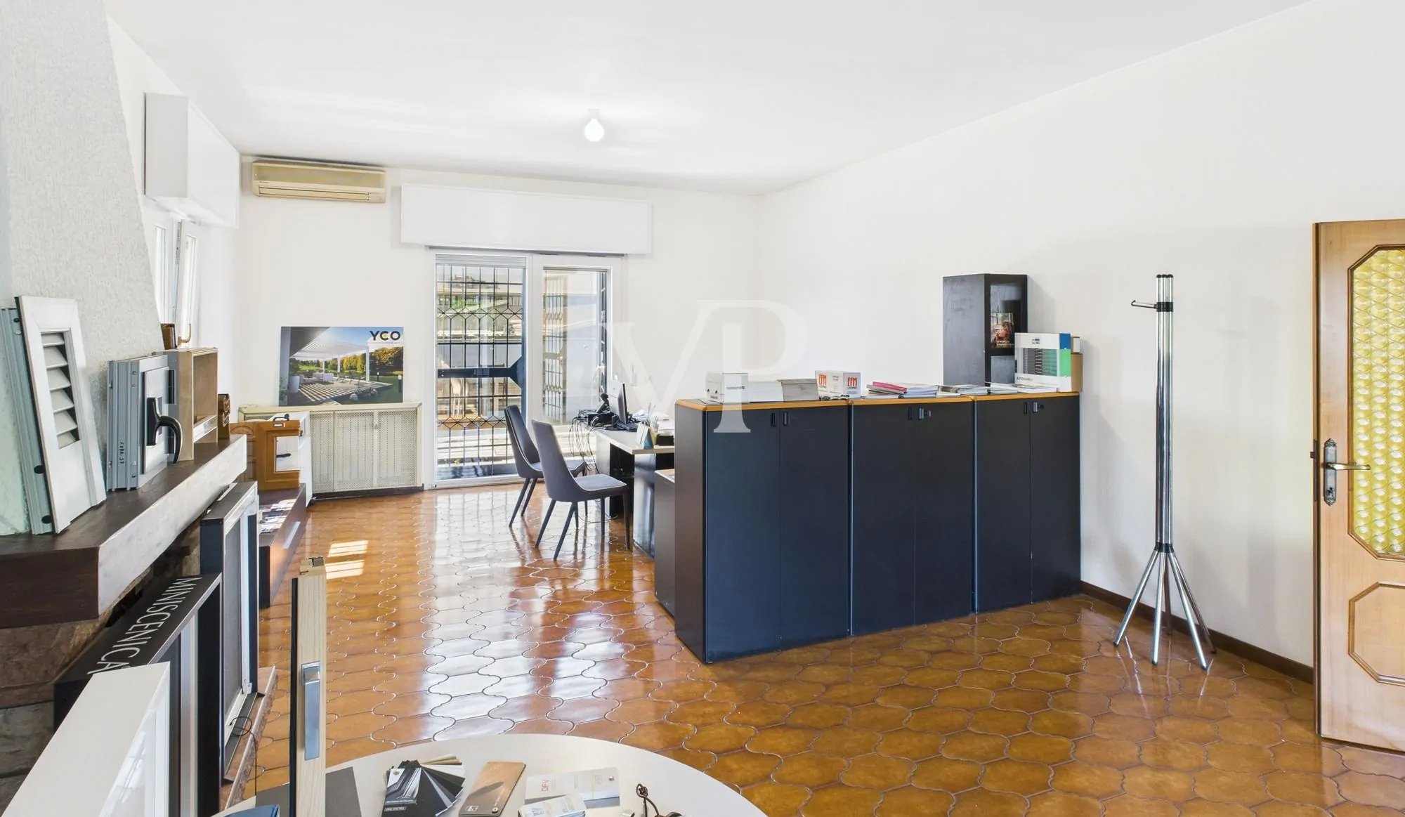 Cobertizo con oficinas, vivienda, terraza y jardín