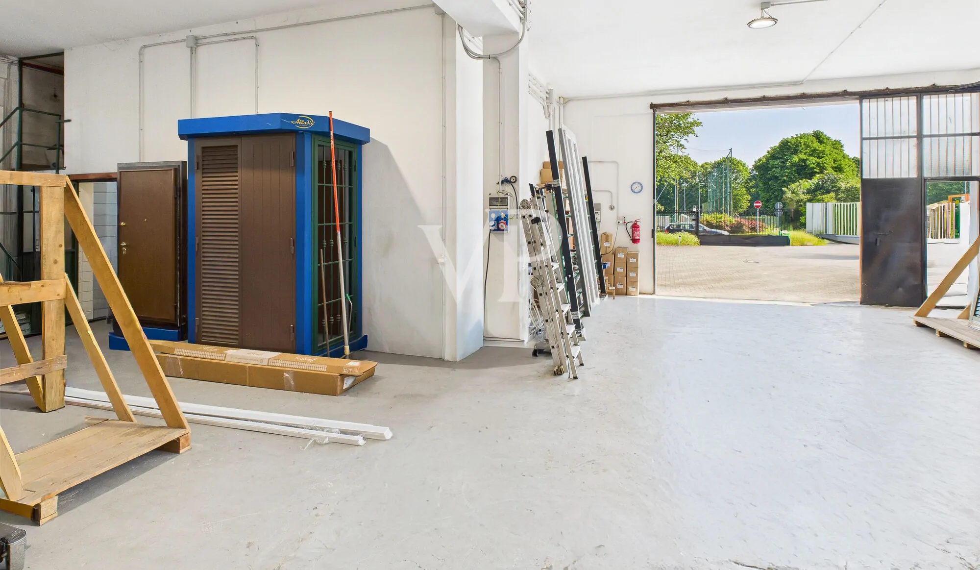 Cobertizo con oficinas, vivienda, terraza y jardín