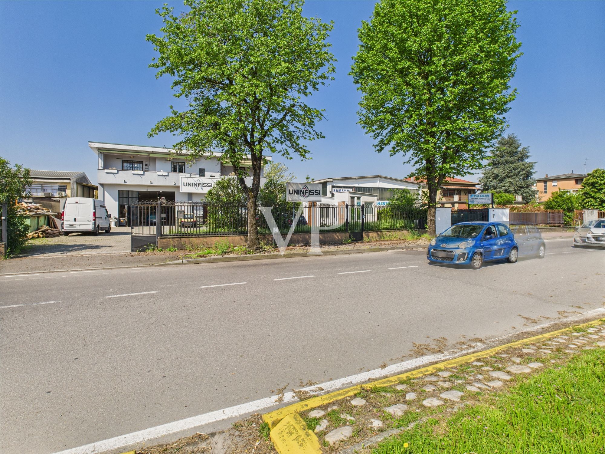 Schuppen mit Büros, Wohnung, Terrasse und Garten