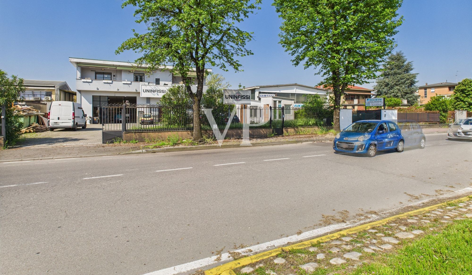 Schuppen mit Büros, Wohnung, Terrasse und Garten