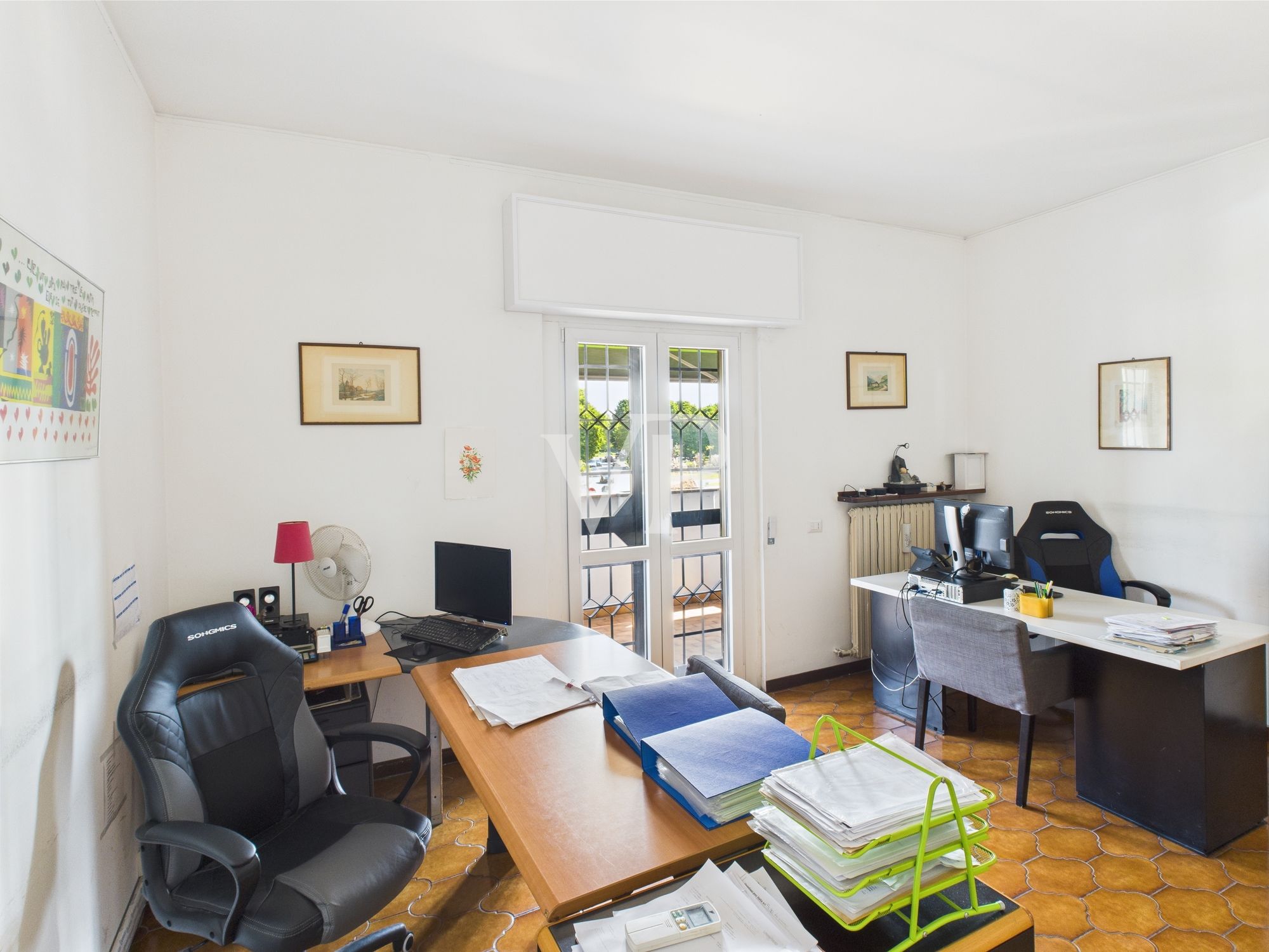 Schuppen mit Büros, Wohnung, Terrasse und Garten